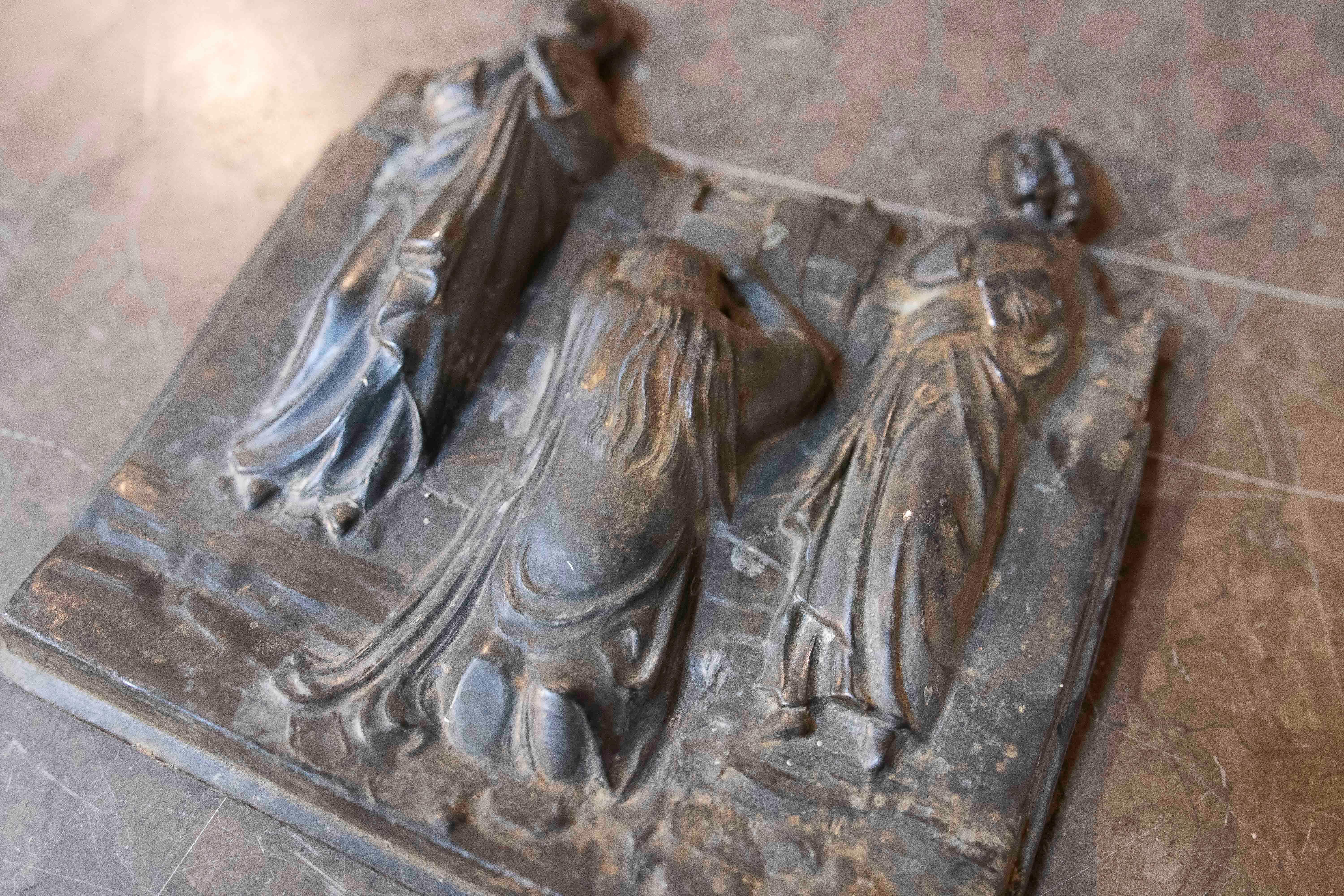 Belgisches Relief aus patiniertem Blei mit religiöser Szene aus den 1950er Jahren im Angebot 4