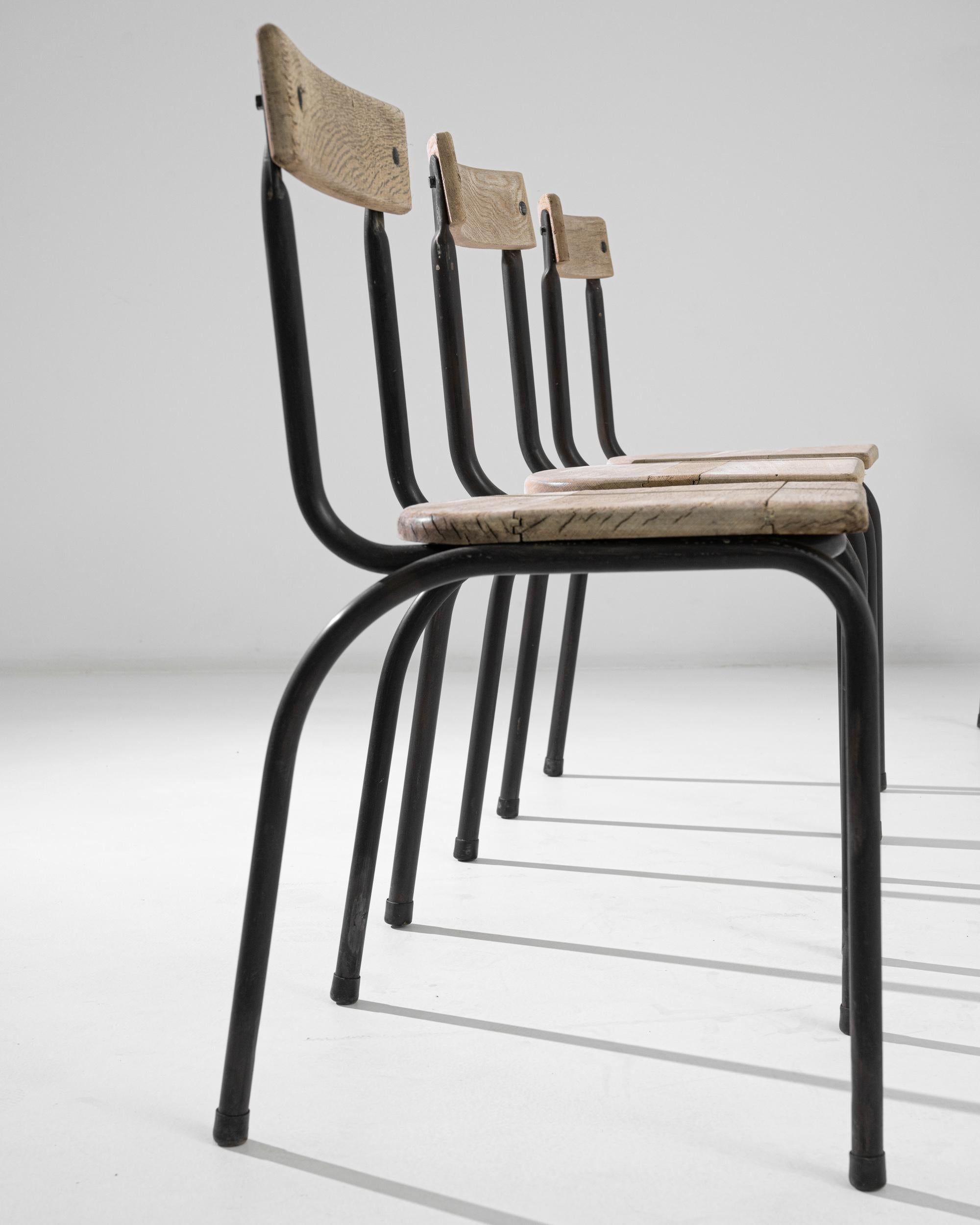 Set von vier Stühlen aus belgischem Stahlrohr und Eichenholz, 1950er Jahre (Belgisch) im Angebot