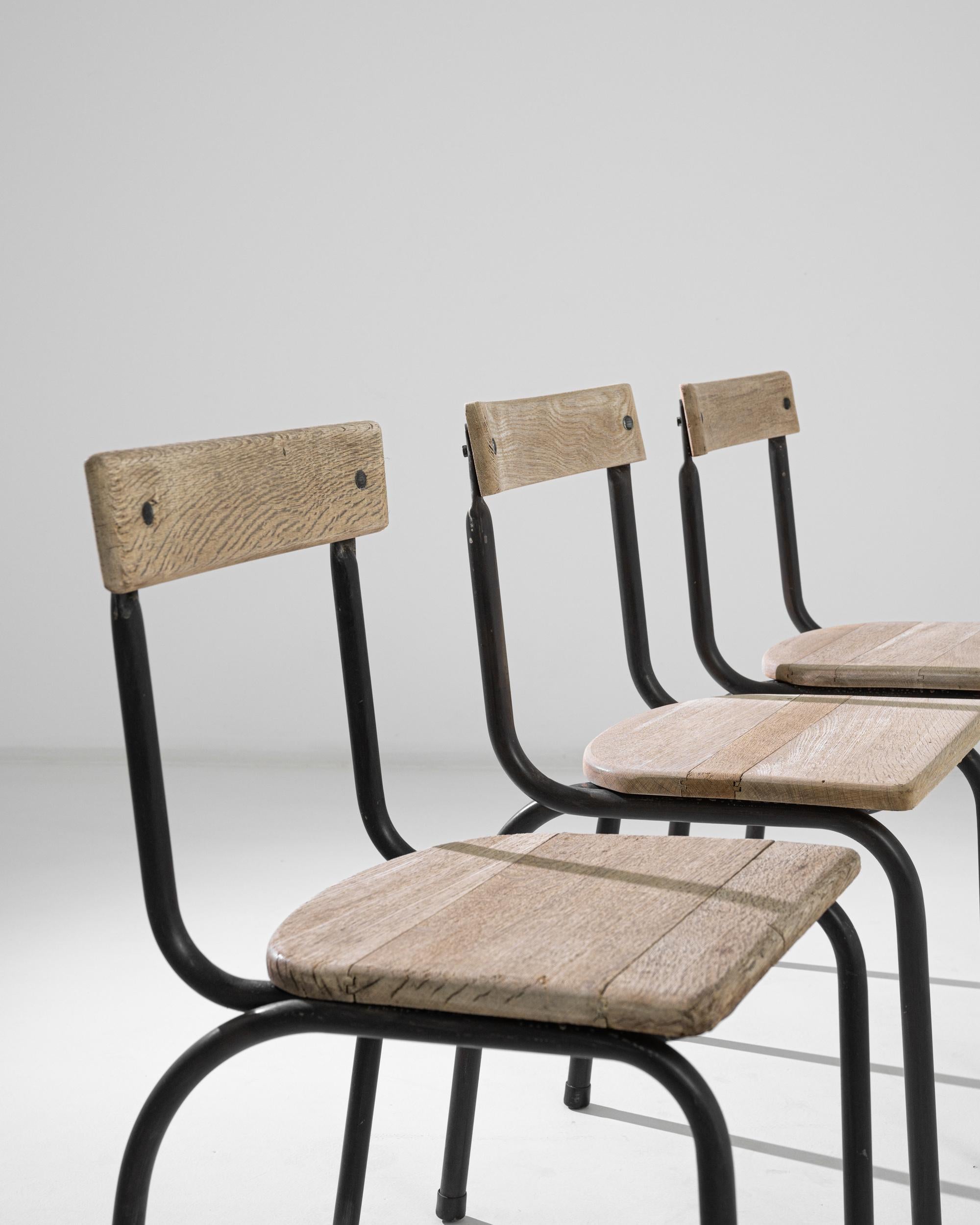 Set von vier Stühlen aus belgischem Stahlrohr und Eichenholz, 1950er Jahre im Zustand „Gut“ im Angebot in High Point, NC