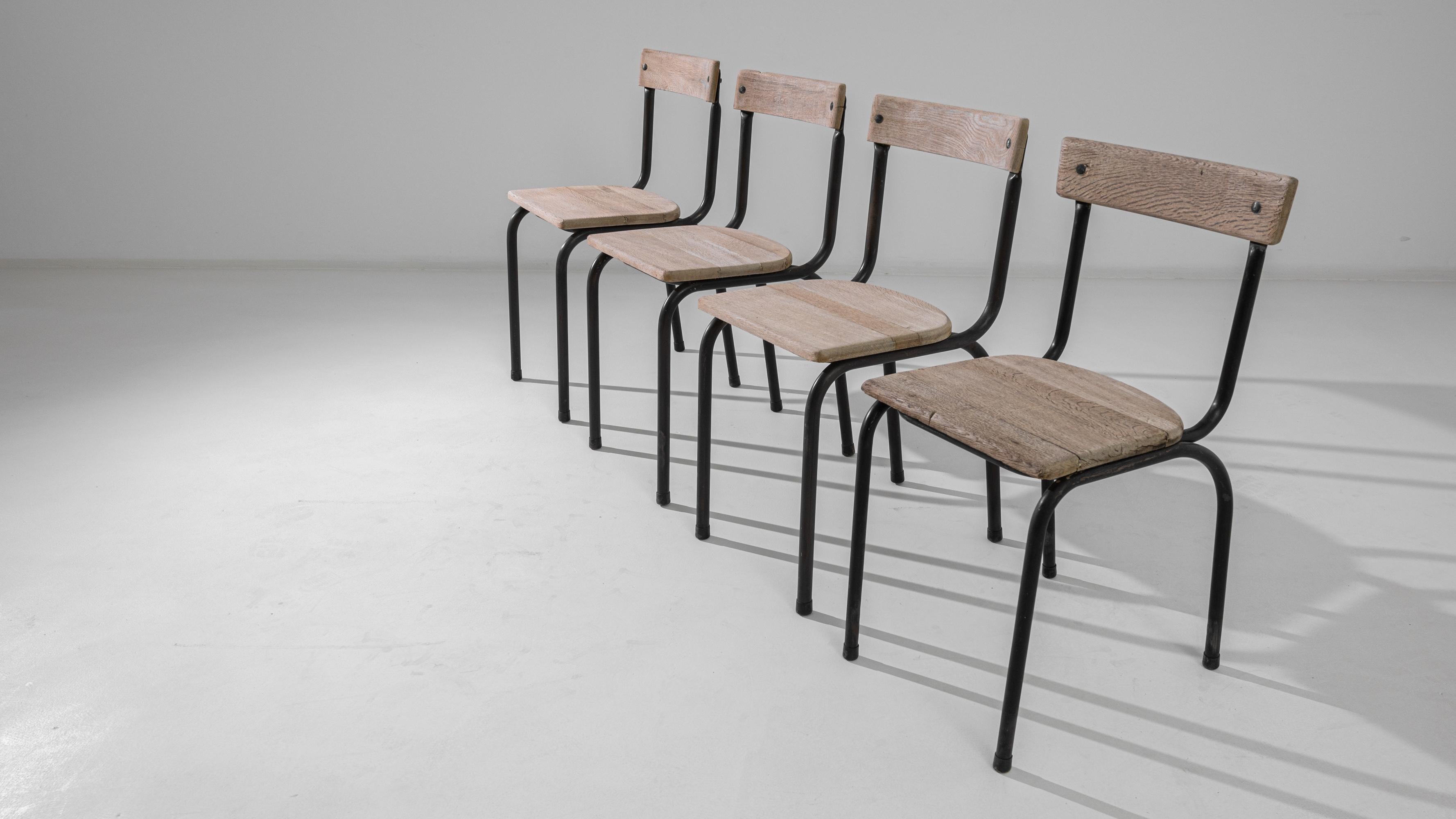 Set von vier Stühlen aus belgischem Stahlrohr und Eichenholz, 1950er Jahre (Mitte des 20. Jahrhunderts) im Angebot