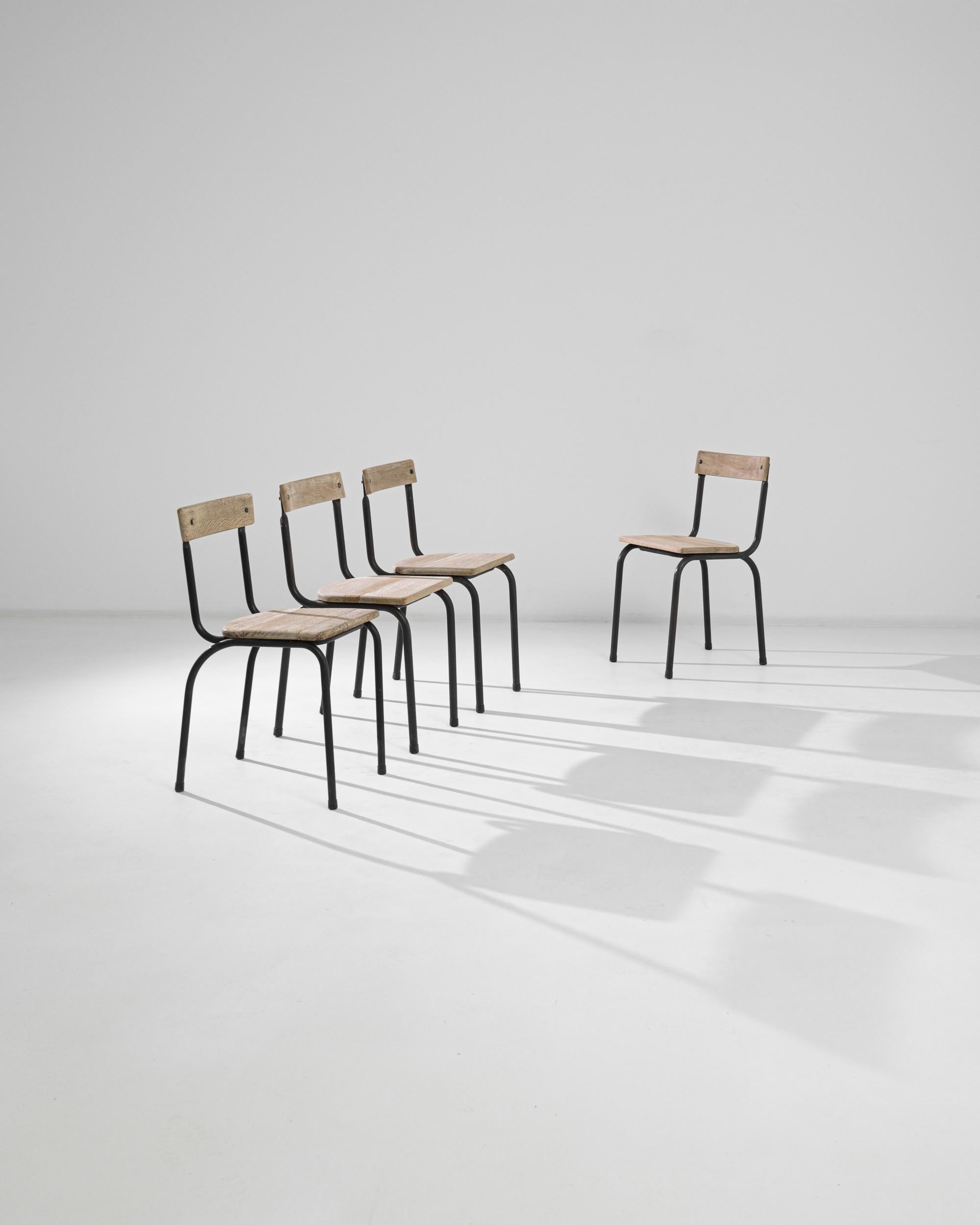 Set von vier Stühlen aus belgischem Stahlrohr und Eichenholz, 1950er Jahre (Metall) im Angebot