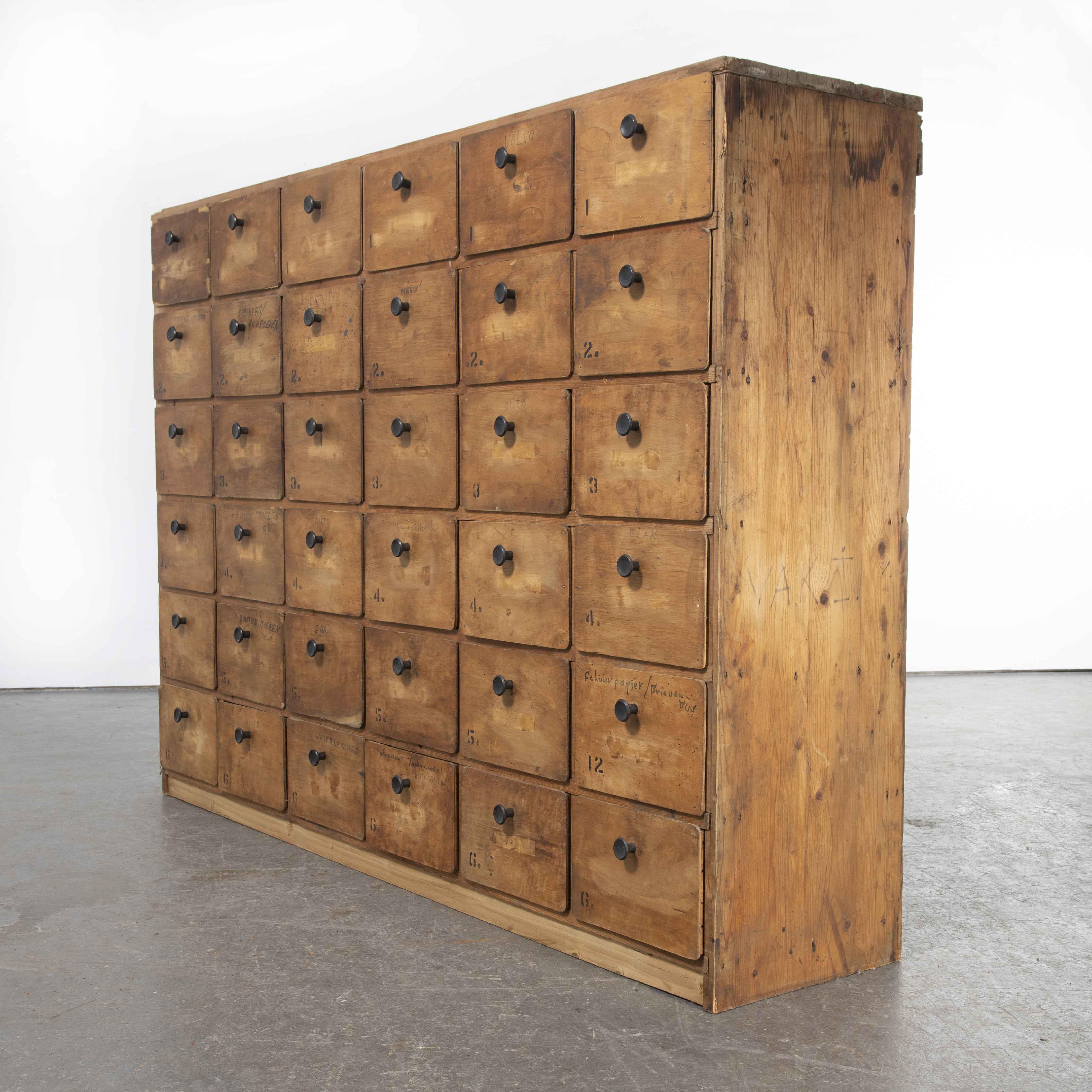 Cajonera de taller belga de los años 50, treinta y seis cajones 'Modelo 1211' 2