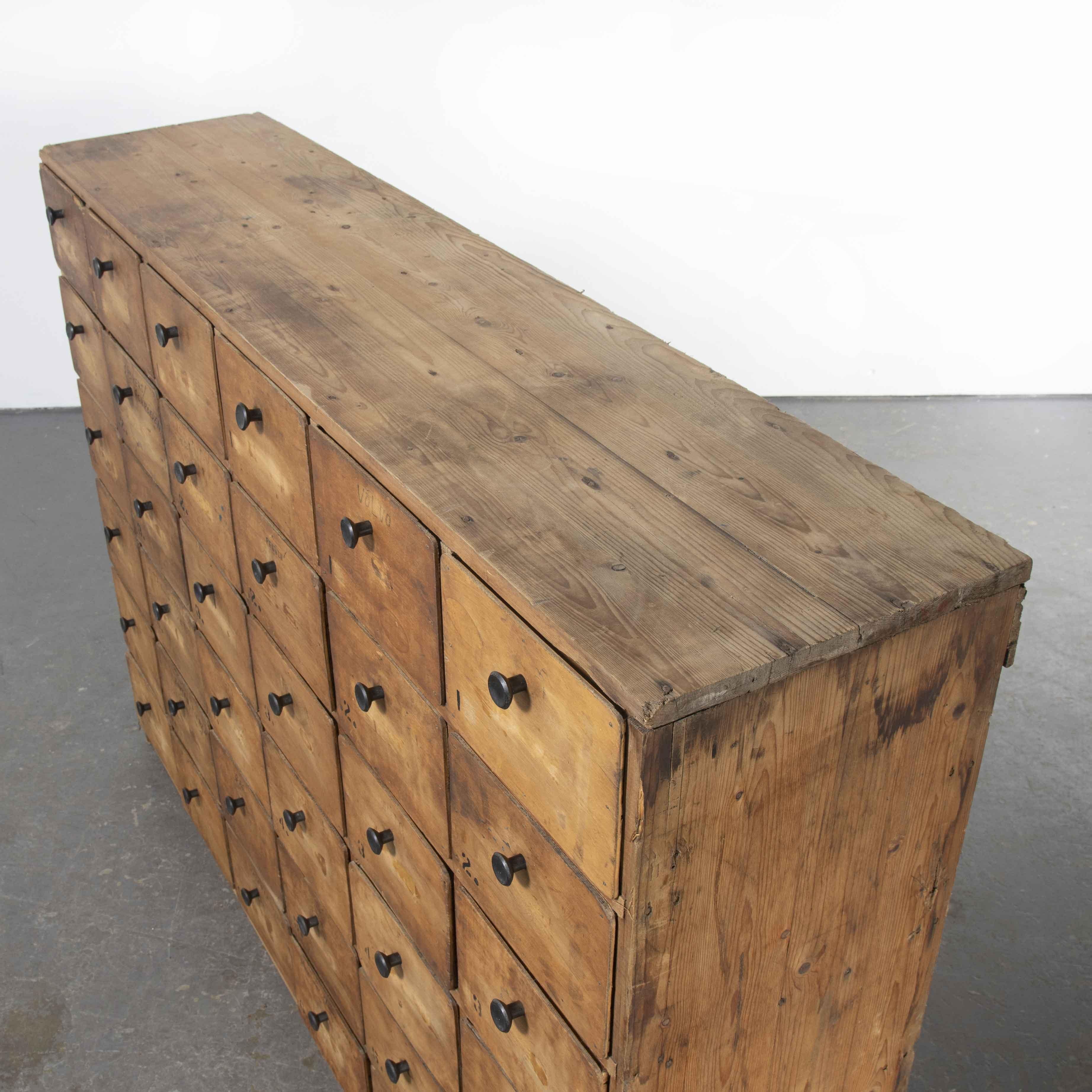Cajonera de taller belga de los años 50, treinta y seis cajones 'Modelo 1211' Pino