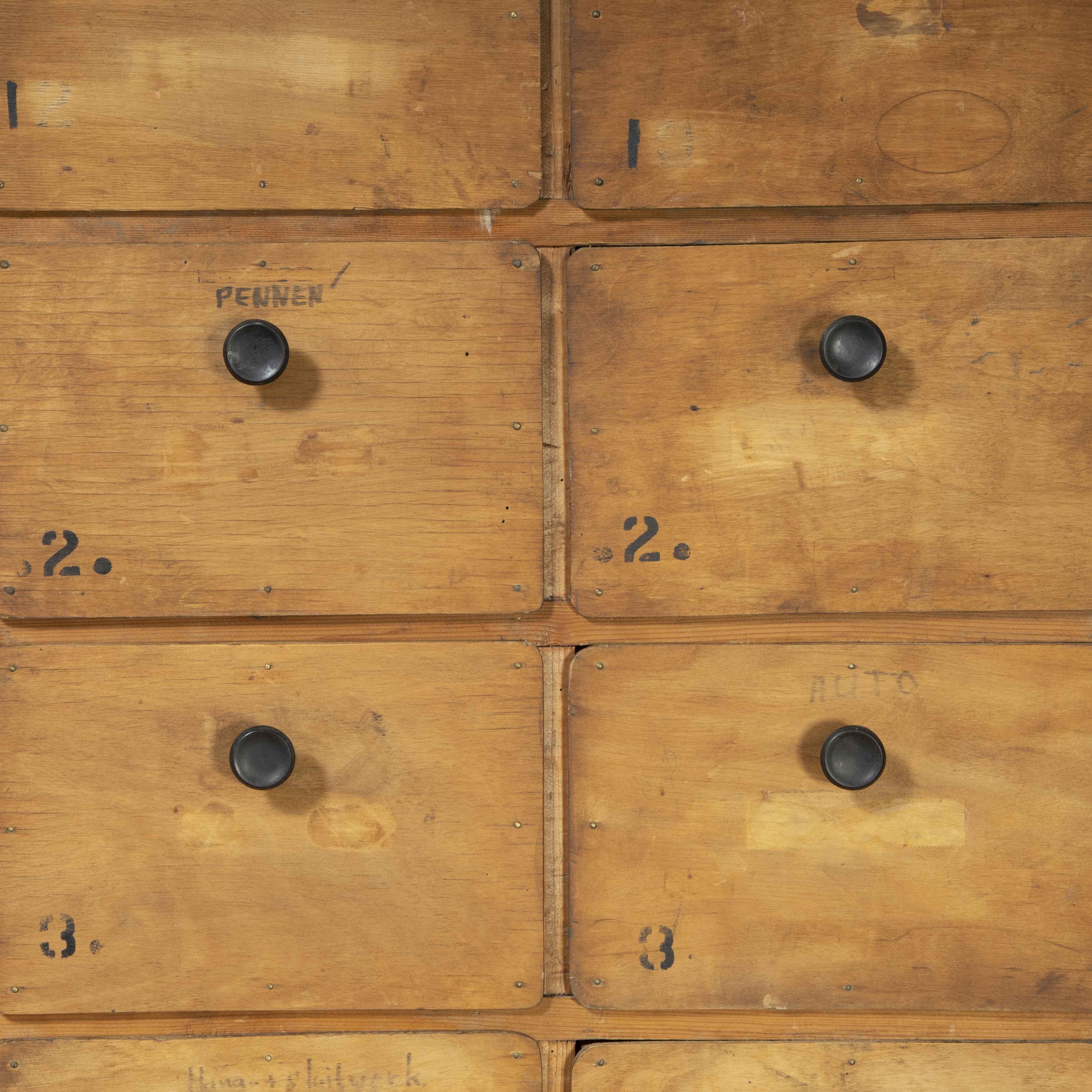 Cajonera de taller belga de los años 50, treinta y seis cajones 'Modelo 1211' 1
