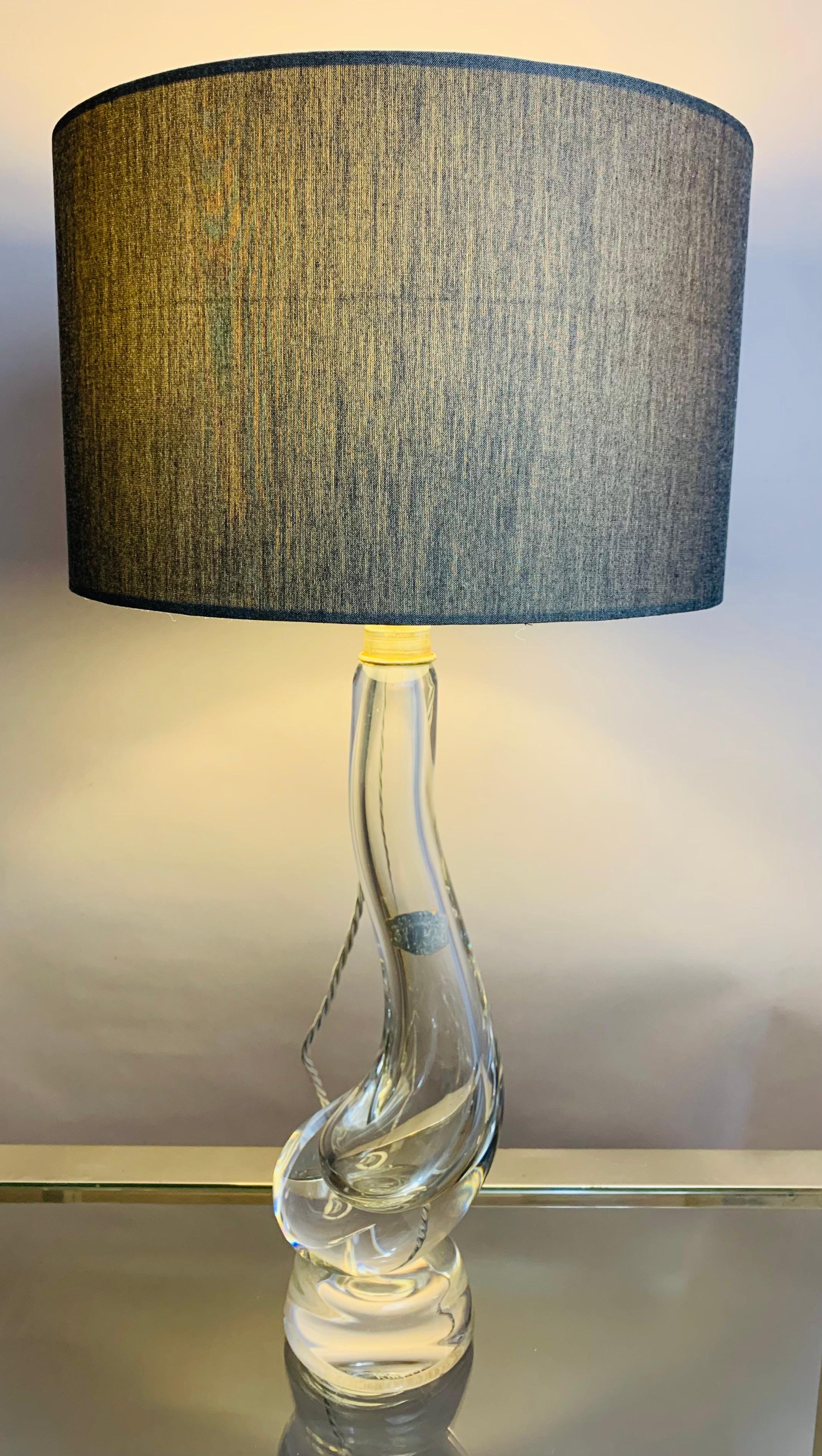 Verre « Swan » soufflé à la main en cristal transparent du Val Saint Lambert, base de la lampe. La lampe a été fabriquée dans les années 1950 en Belgique. 

La lampe est équipée d'une douille d'ampoule chromée et porte l'étiquette d'origine Val