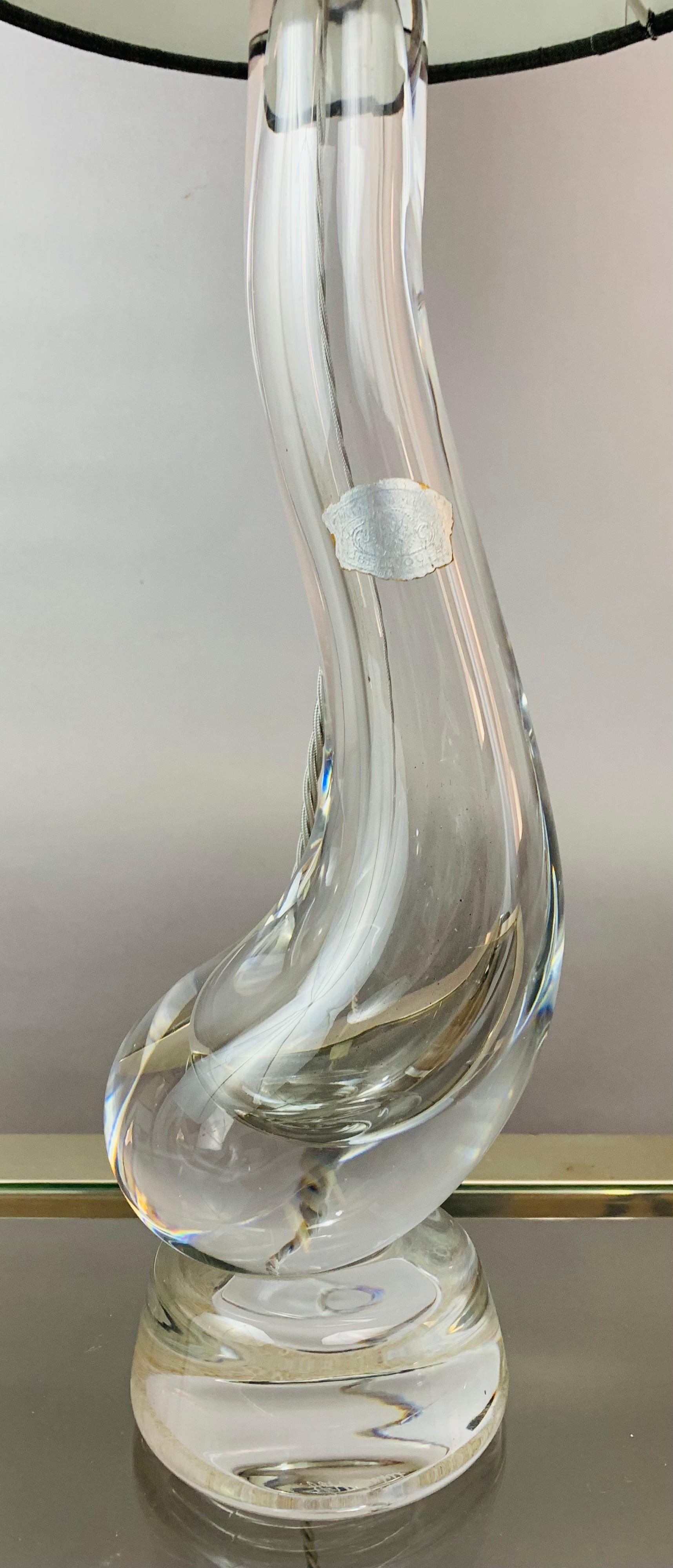Lampe de bureau « Swan » en verre soufflé à la main en cristal transparent du Val Saint Lambert, Belgique, années 1950 en vente 1