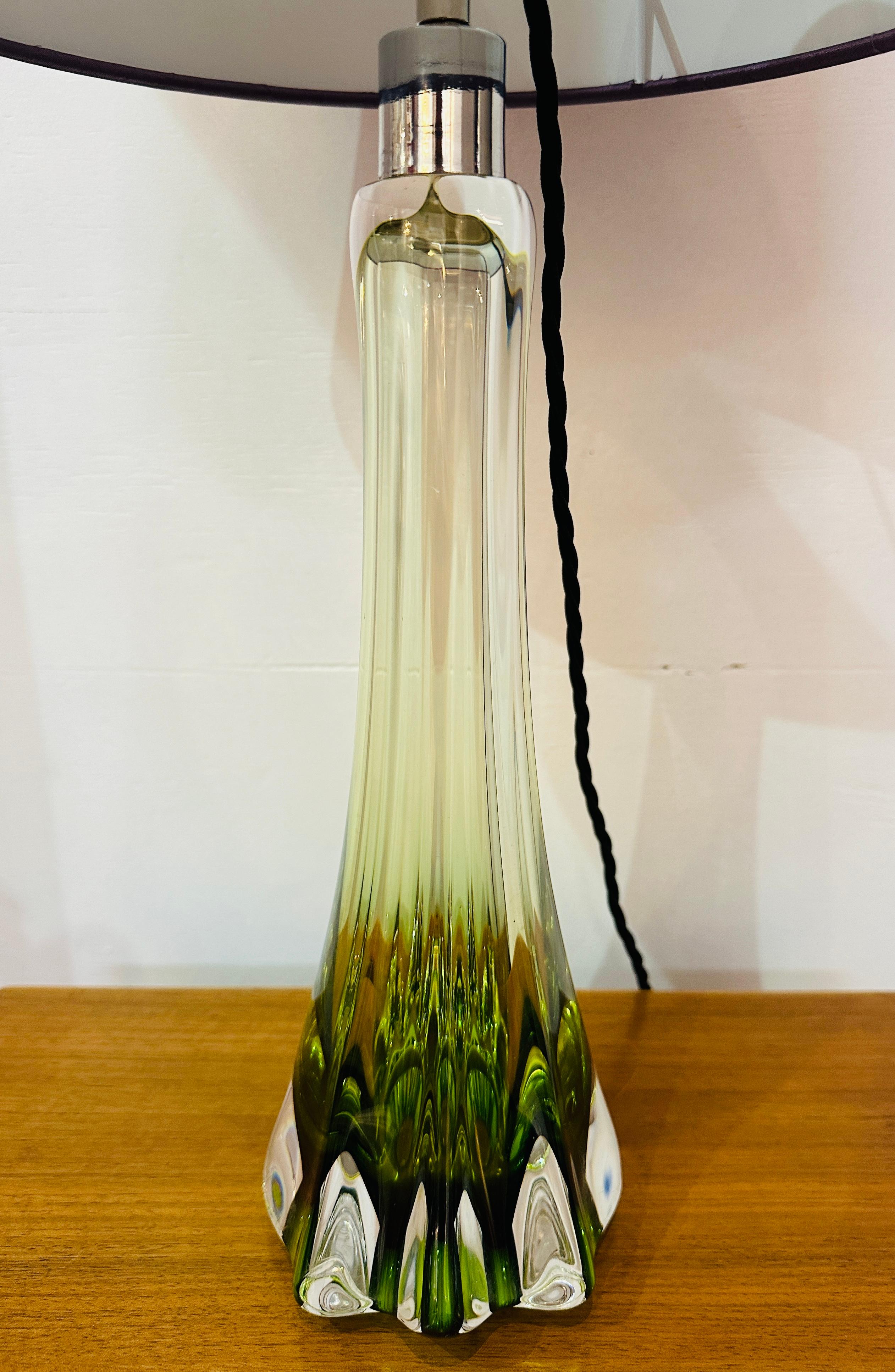 1950s Belgique Val Saint Lambert Lampe de table en verre vert & Greene Greene signée en vente 5