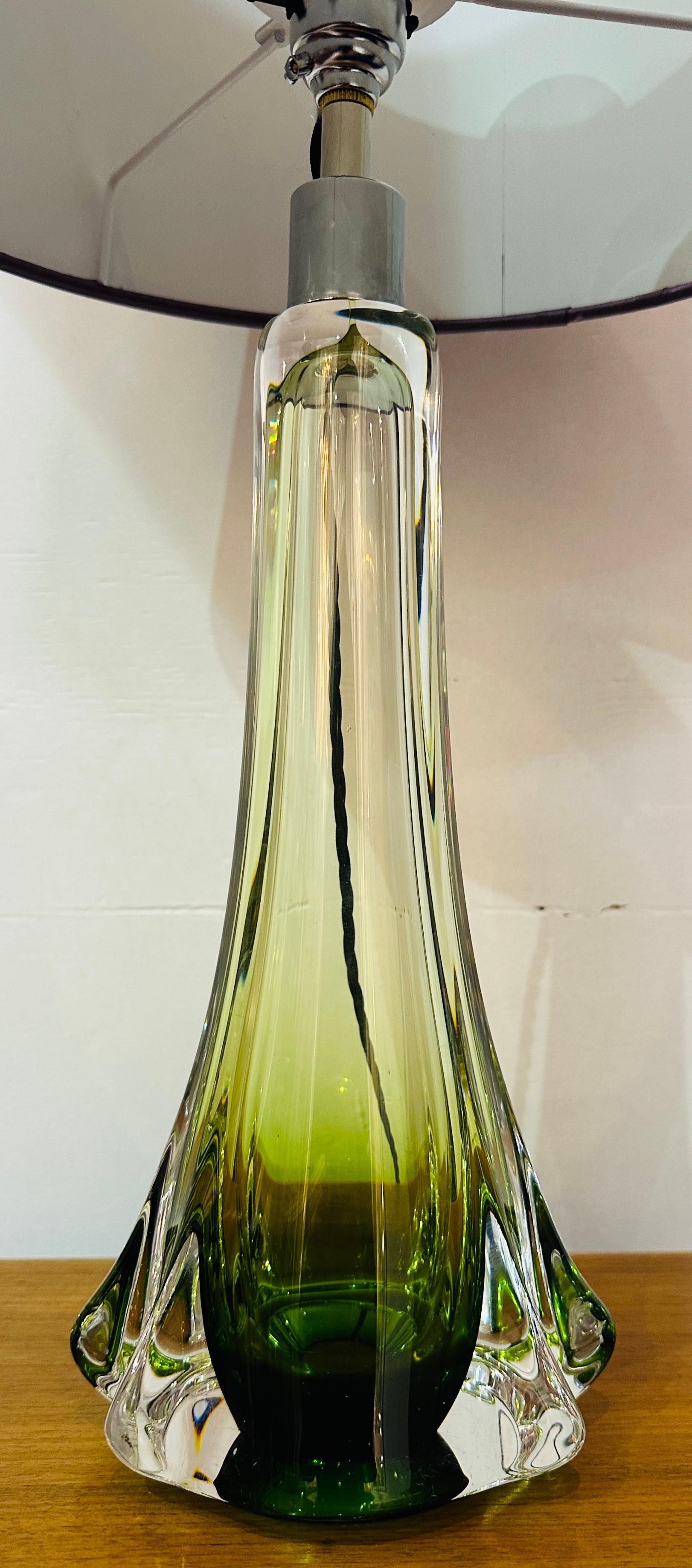1950s Belgique Val Saint Lambert Lampe de table en verre vert & Greene Greene signée en vente 6