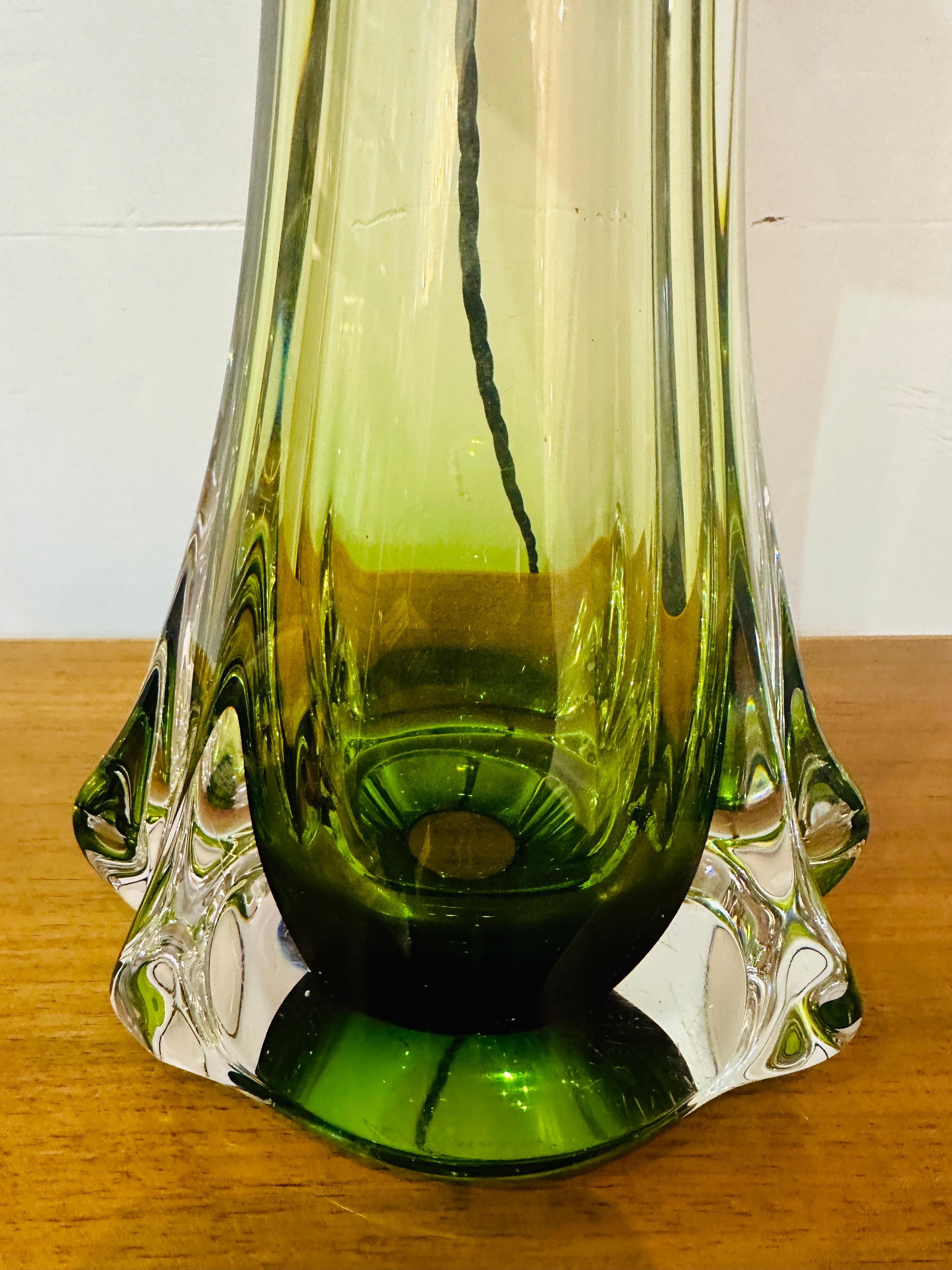 1950s Belgique Val Saint Lambert Lampe de table en verre vert & Greene Greene signée en vente 7