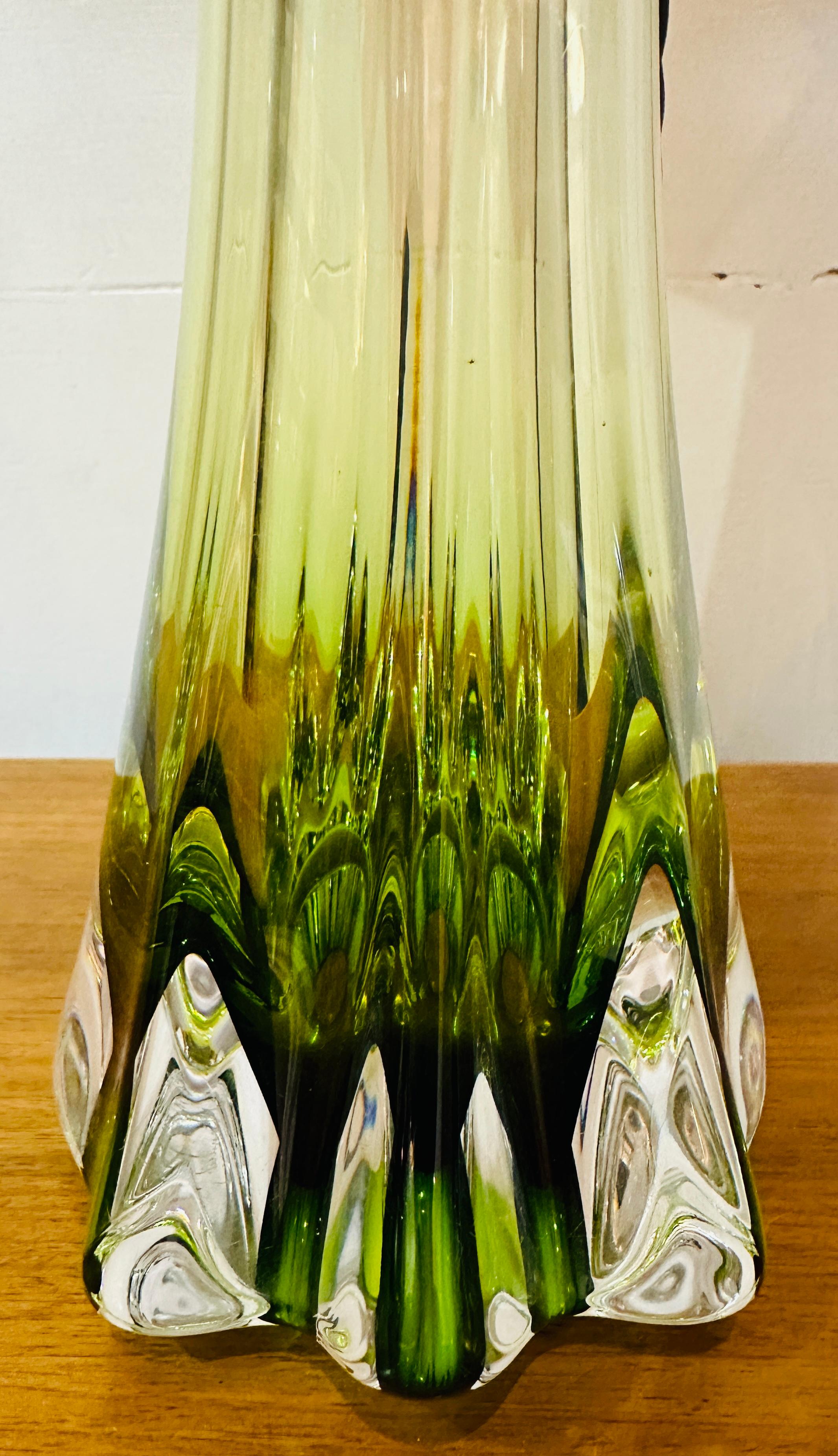 1950s Belgique Val Saint Lambert Lampe de table en verre vert & Greene Greene signée en vente 8