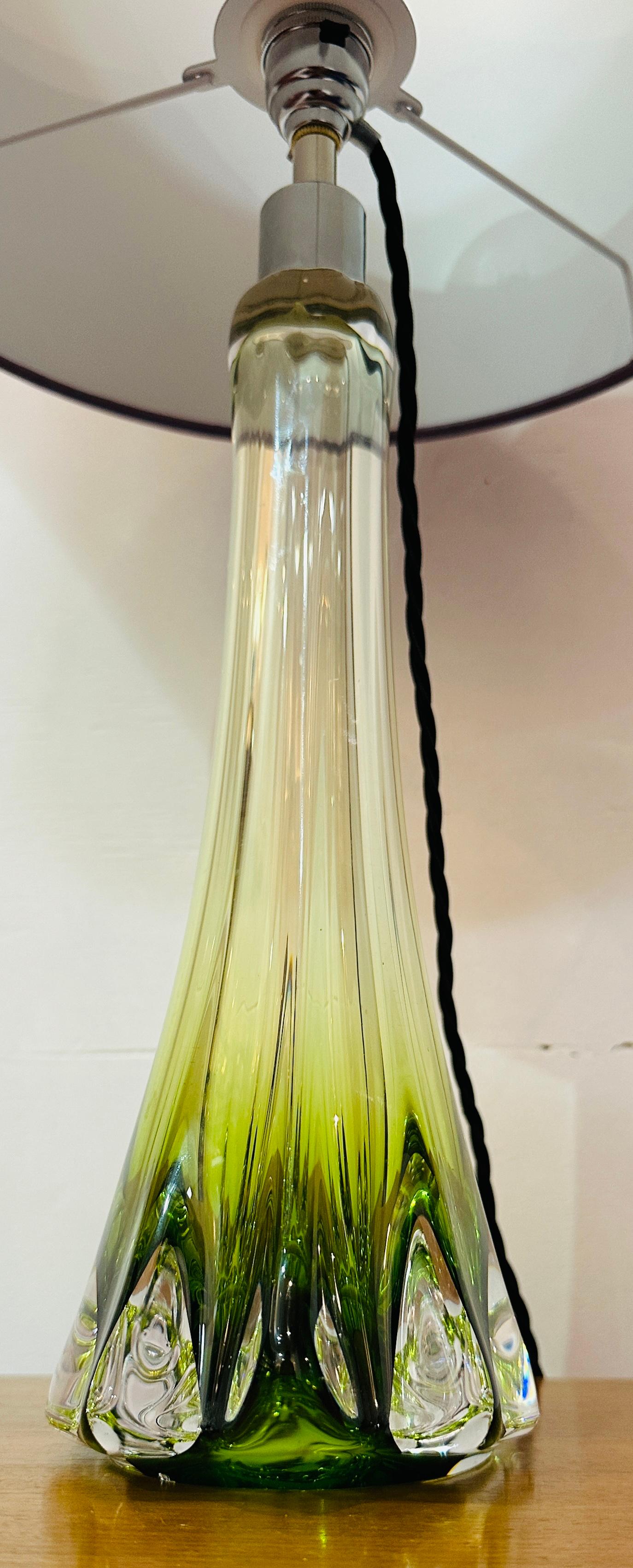 1950s Belgique Val Saint Lambert Lampe de table en verre vert & Greene Greene signée en vente 9