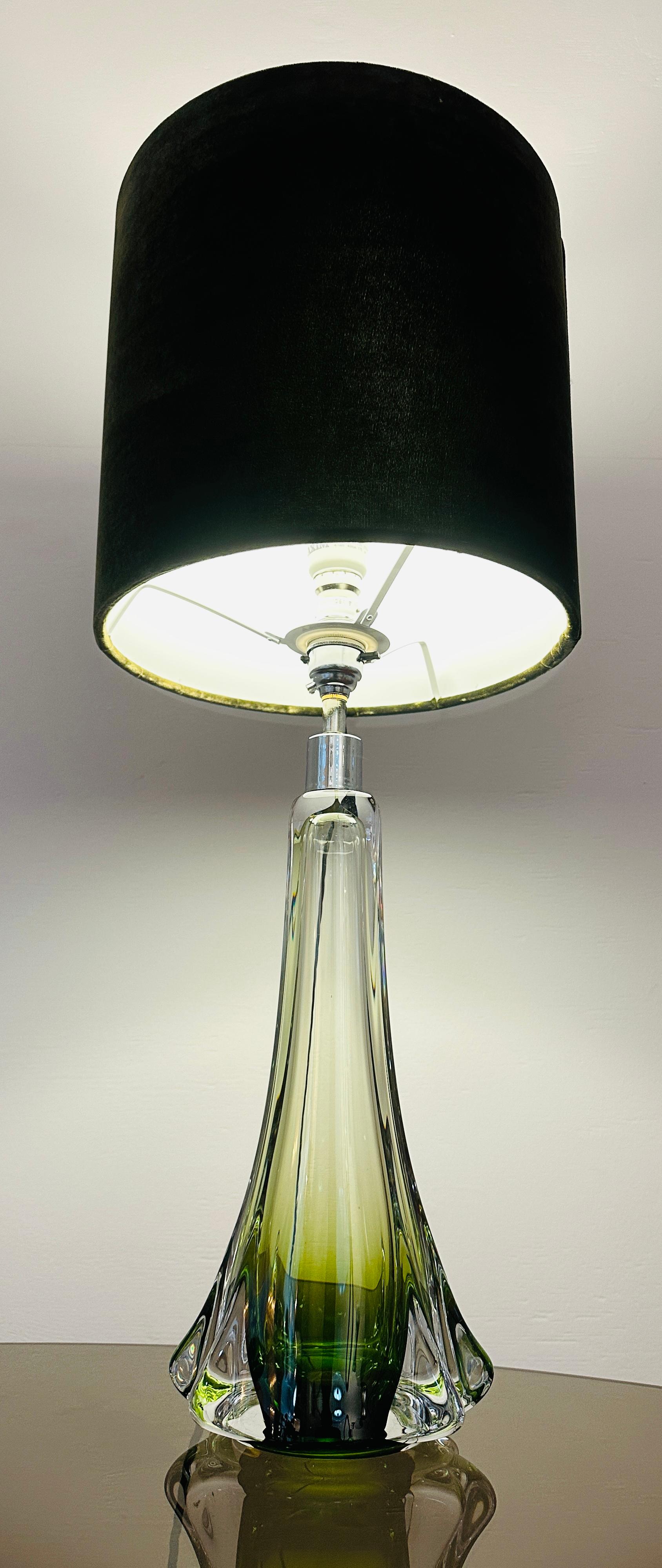 Belgique des années 1950 Val Saint Lambert, pied de lampe en cristal vert avec trois ailettes en verre clair sur les côtés opposés.  La lampe est magnifiquement fabriquée avec du verre de cristal très lourd dans une forme intéressante et élégante.
