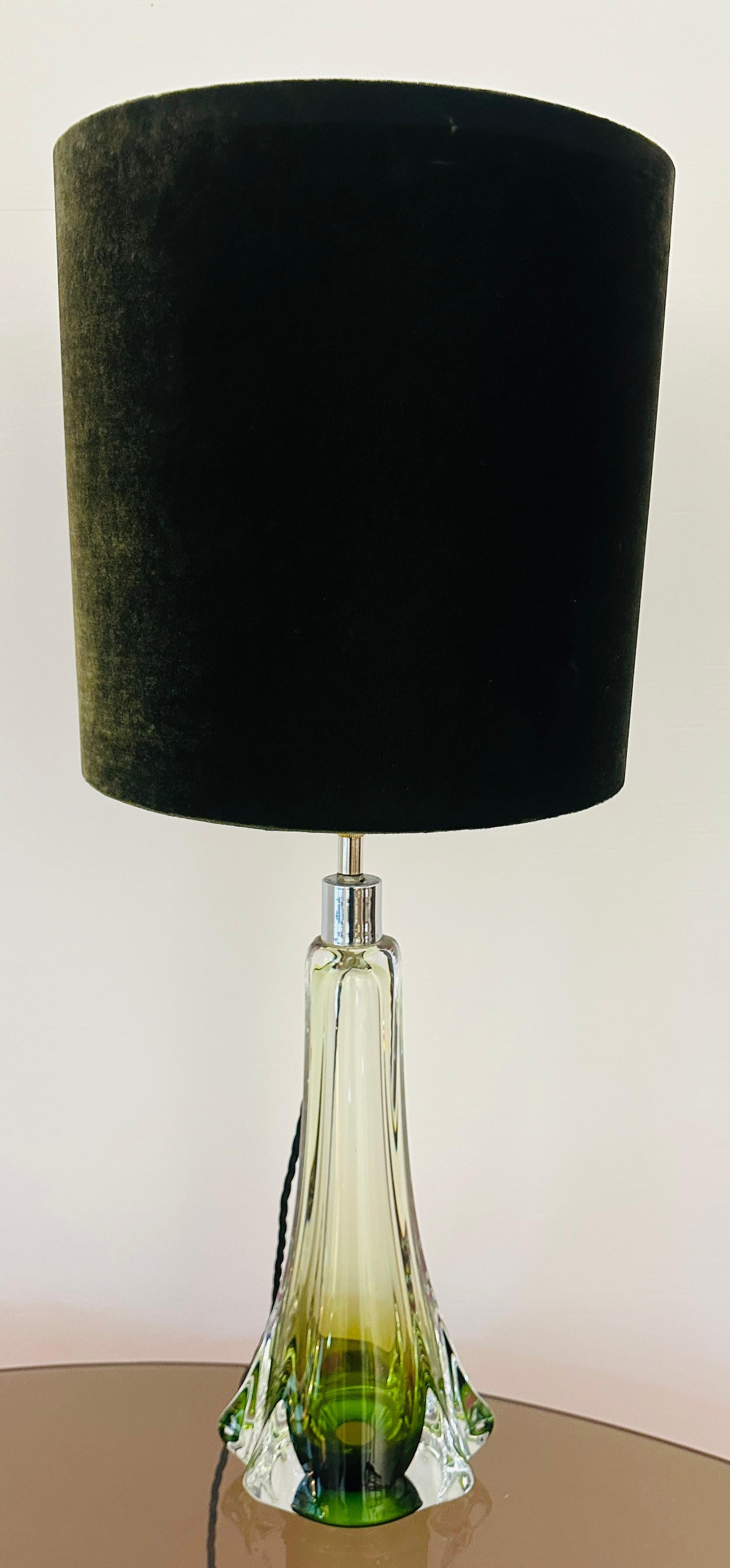 1950s Belgique Val Saint Lambert Lampe de table en verre vert & Greene Greene signée en vente 1