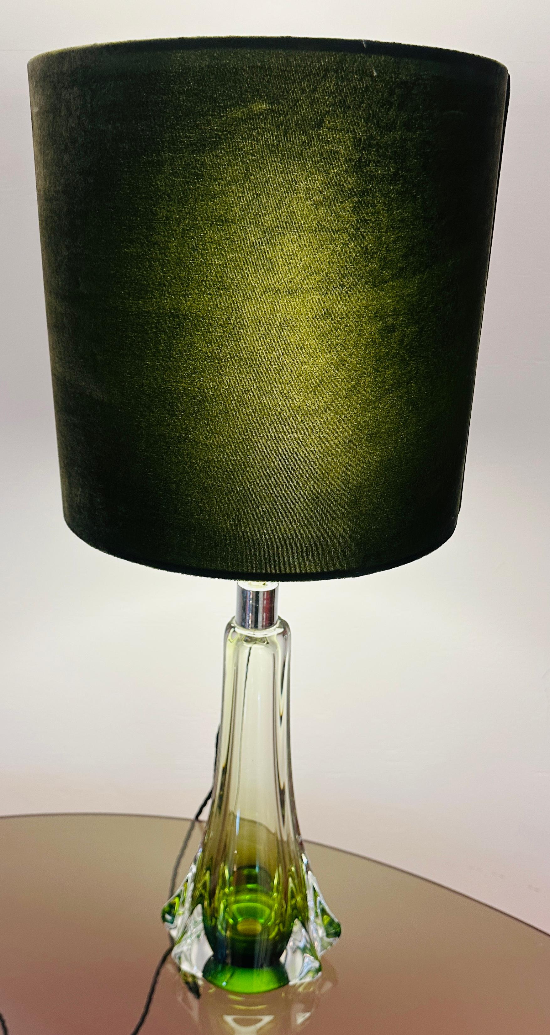 Mid-Century Modern 1950s Belgique Val Saint Lambert Lampe de table en verre vert & Greene Greene signée en vente