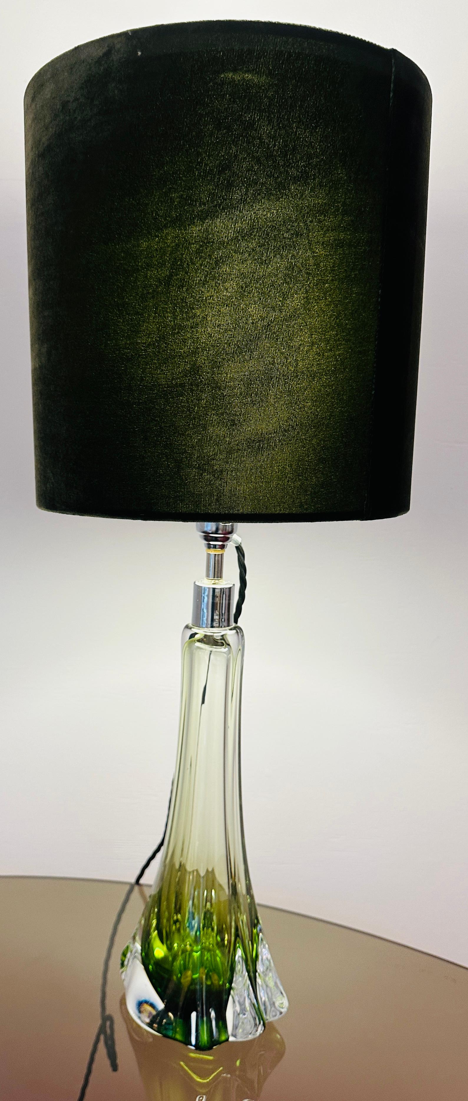 Belge 1950s Belgique Val Saint Lambert Lampe de table en verre vert & Greene Greene signée en vente