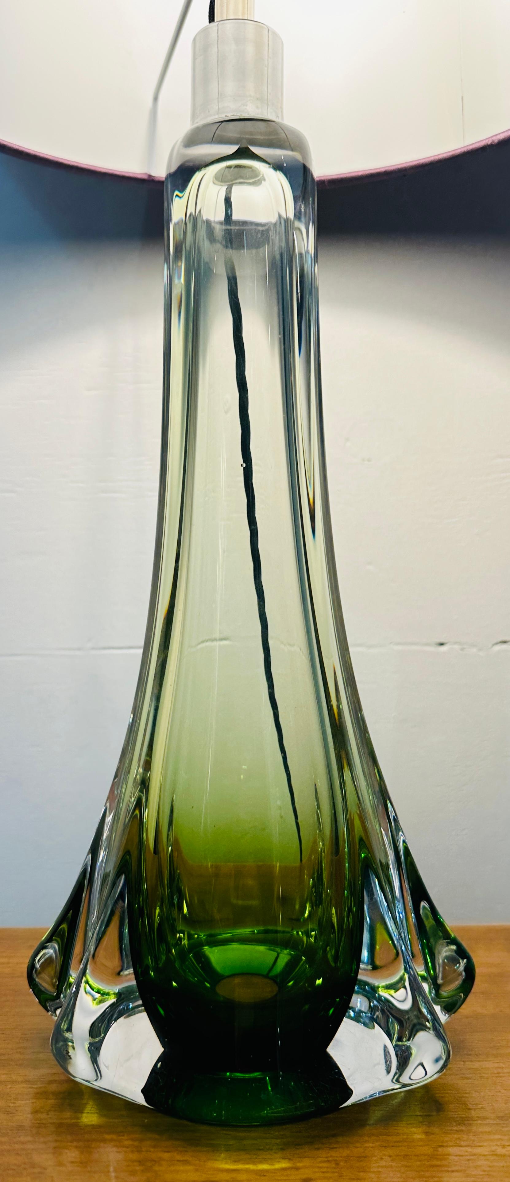 1950s Belgique Val Saint Lambert Lampe de table en verre vert & Greene Greene signée en vente 3