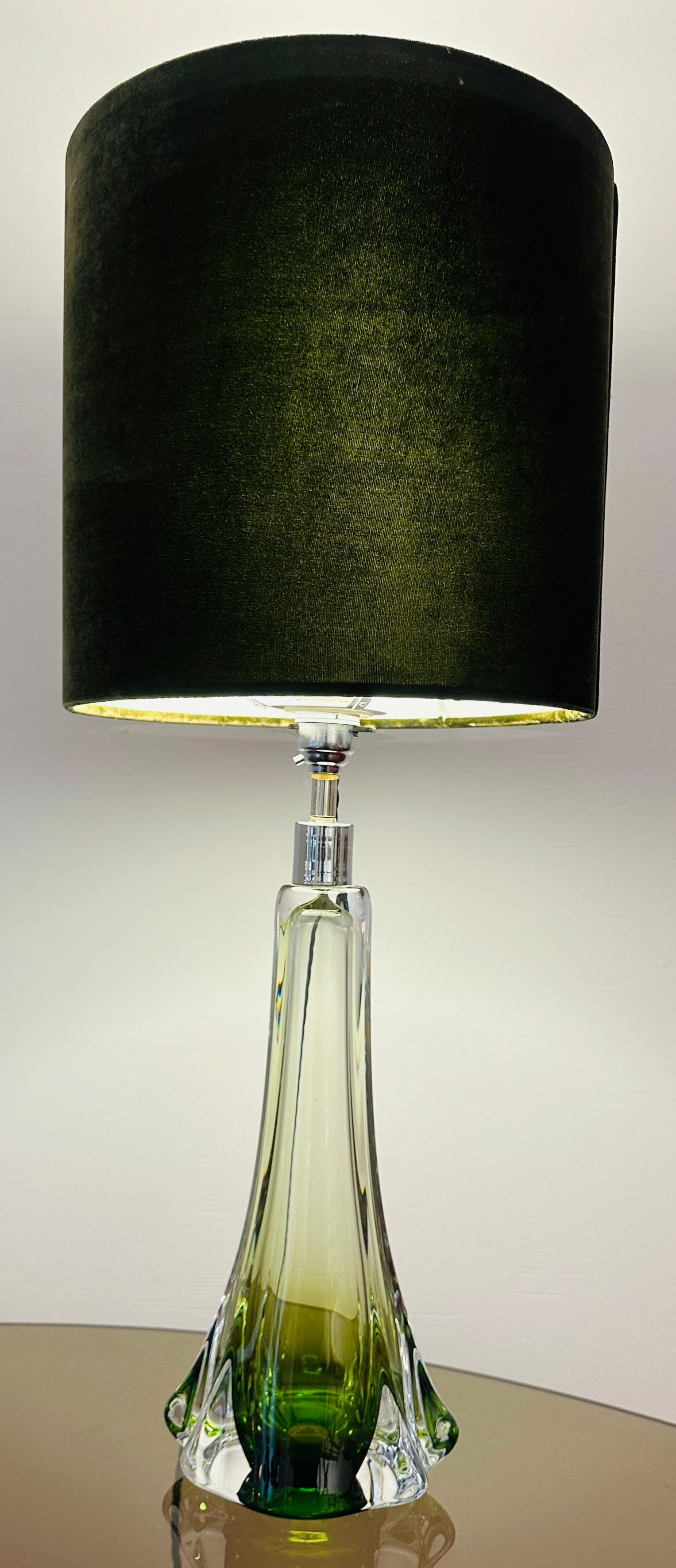 1950s Belgique Val Saint Lambert Lampe de table en verre vert & Greene Greene signée Bon état - En vente à London, England