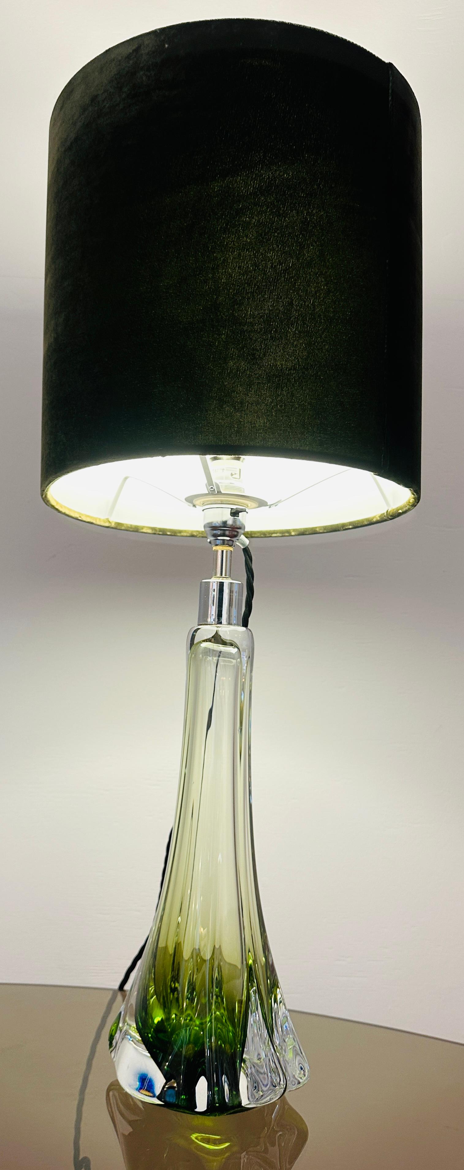 20ième siècle 1950s Belgique Val Saint Lambert Lampe de table en verre vert & Greene Greene signée en vente