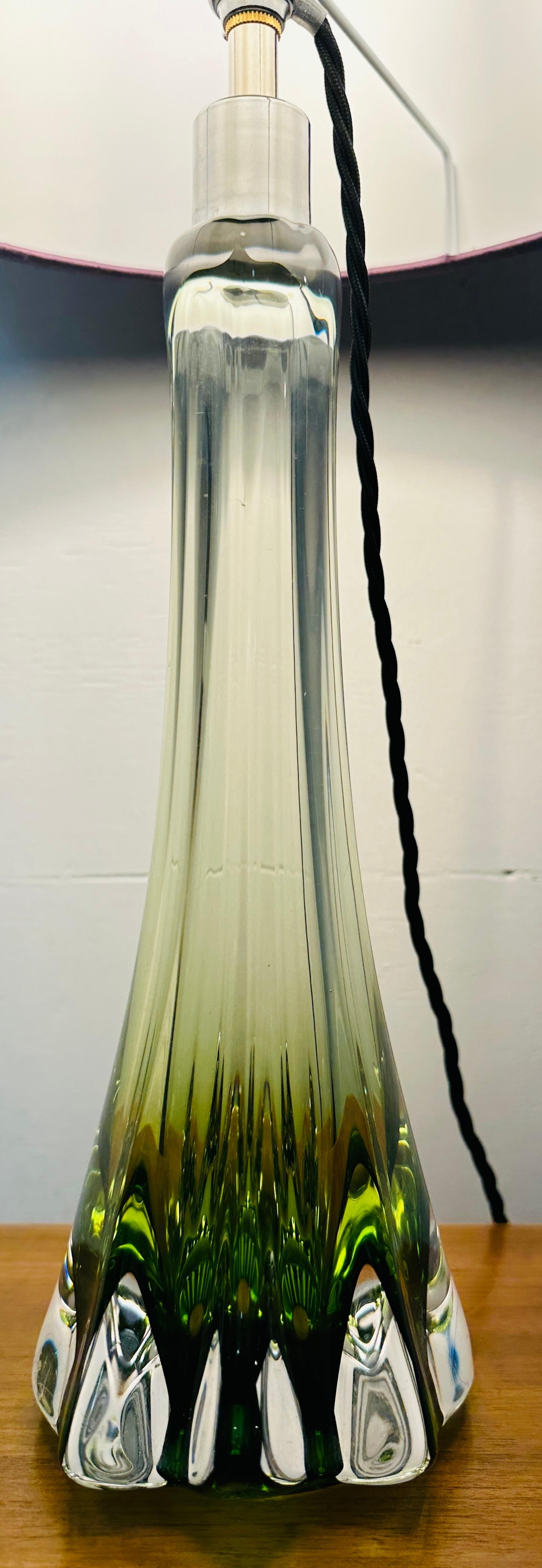 1950s Belgique Val Saint Lambert Lampe de table en verre vert & Greene Greene signée en vente 2