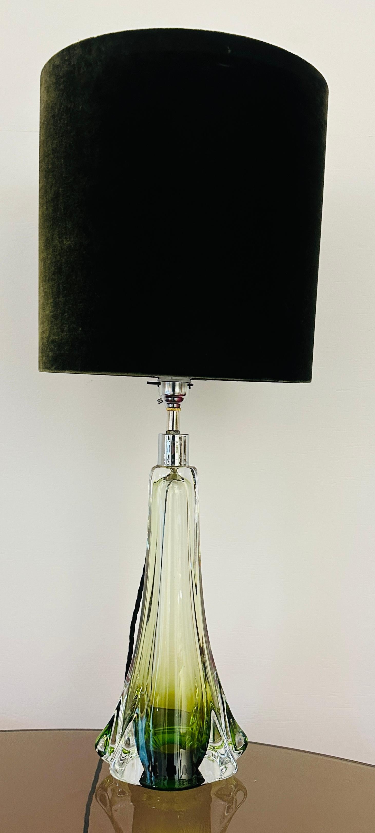Cristal 1950s Belgique Val Saint Lambert Lampe de table en verre vert & Greene Greene signée en vente