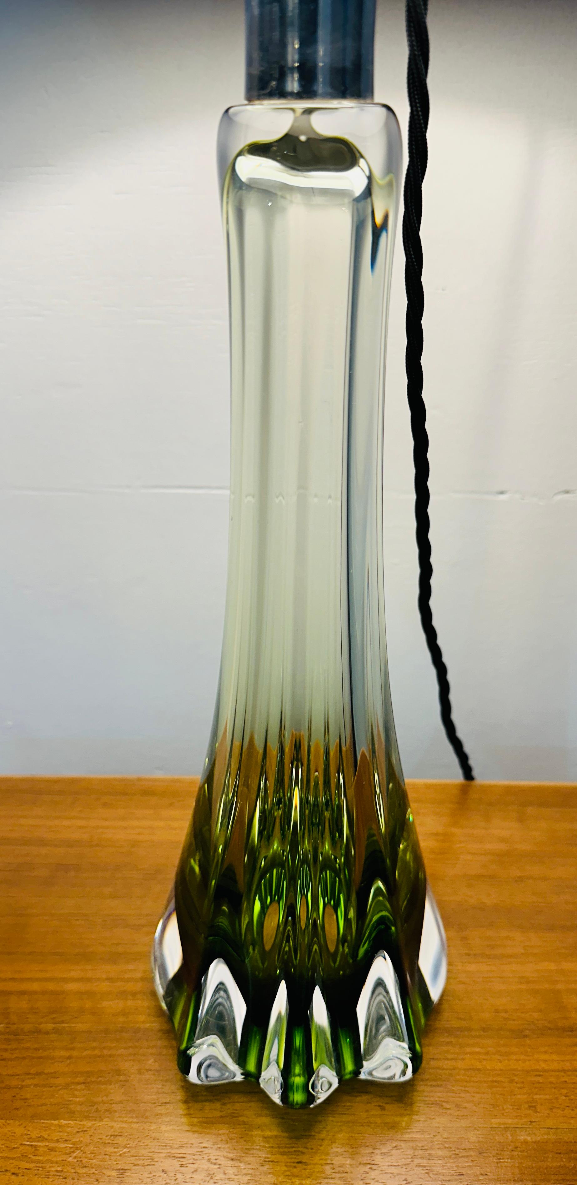 1950s Belgique Val Saint Lambert Lampe de table en verre vert & Greene Greene signée en vente 4