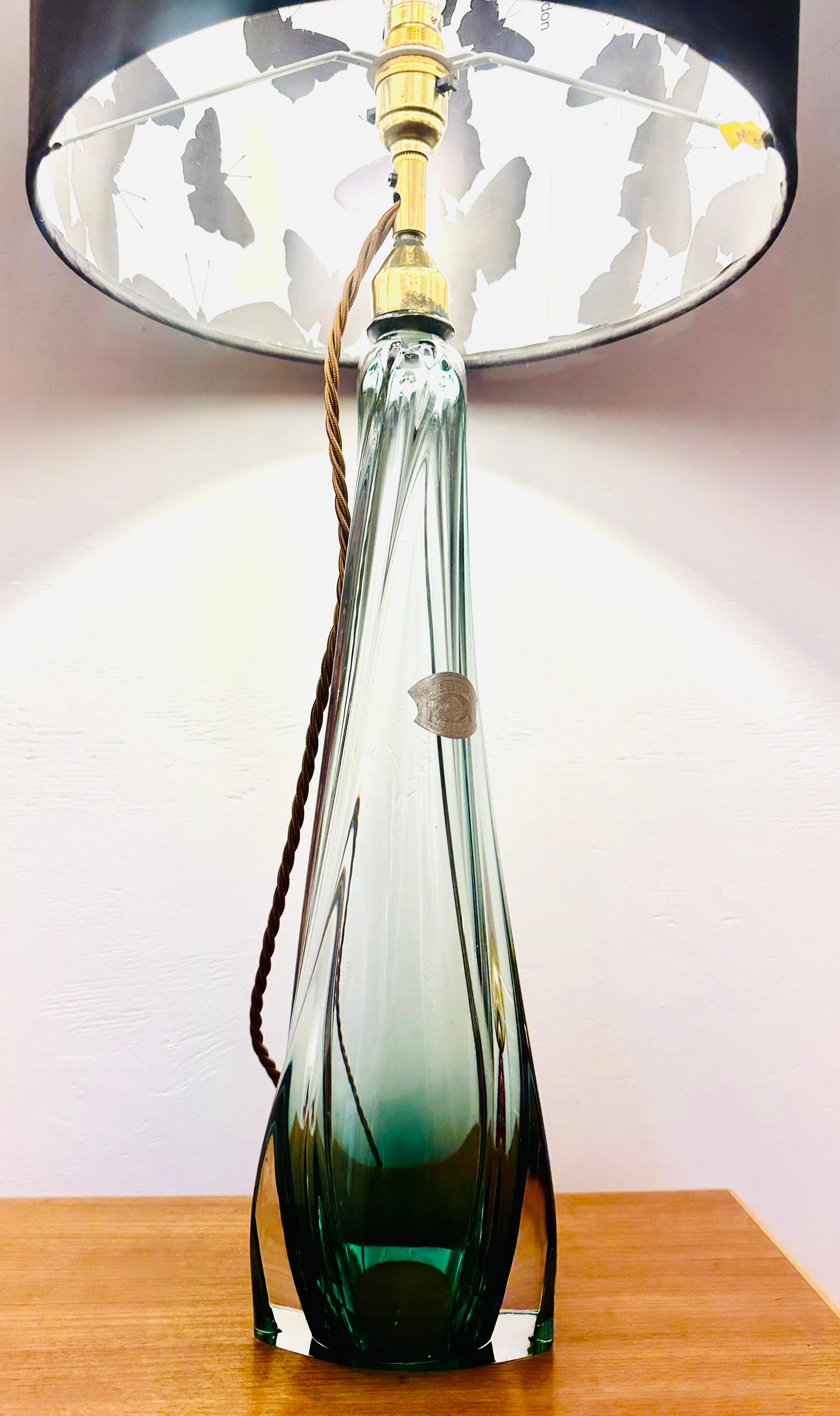 Belgische Val Saint Lambert Tischlampe aus grünem und klarem Kristallglas aus den 1950er Jahren mit einer gedrehten, spitz zulaufenden Form. Die Leuchte ist mit einer Fassung aus poliertem Messing ausgestattet, in die ein Ein- und Ausschalter