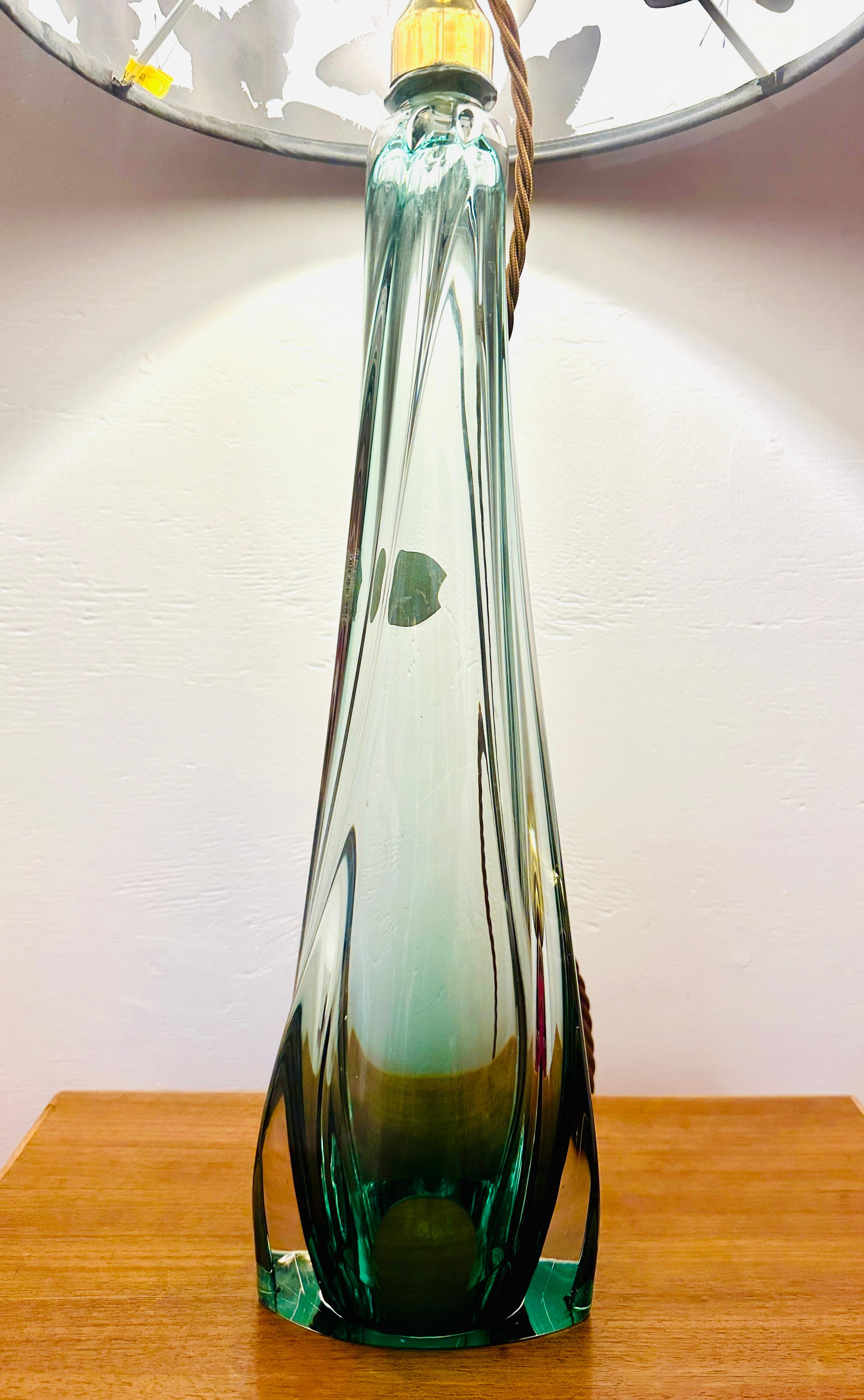 Tischlampe aus grünem und klarem Kristallglas, Belgien, Val Saint Lambert, 1950er Jahre im Zustand „Gut“ im Angebot in London, GB