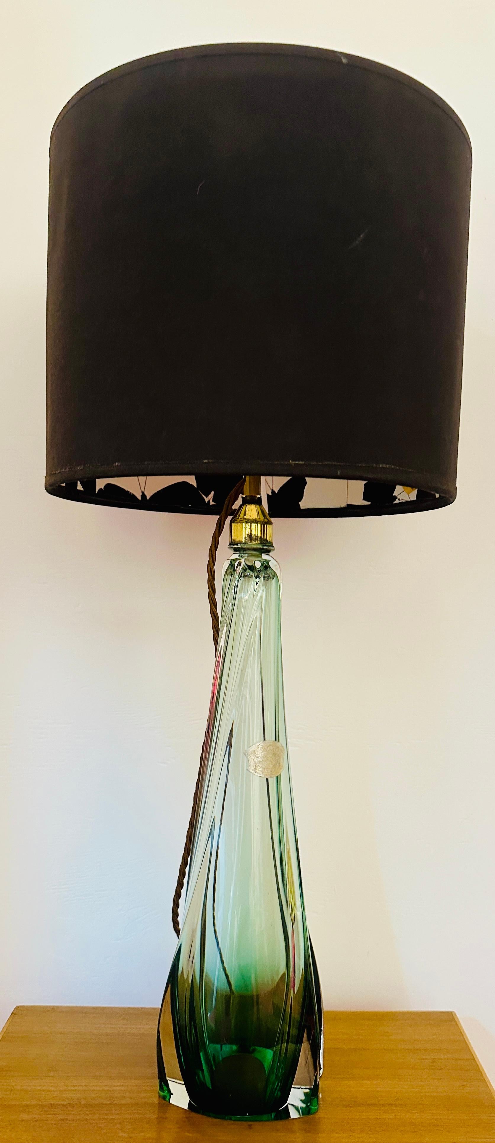 Tischlampe aus grünem und klarem Kristallglas, Belgien, Val Saint Lambert, 1950er Jahre (Messing) im Angebot