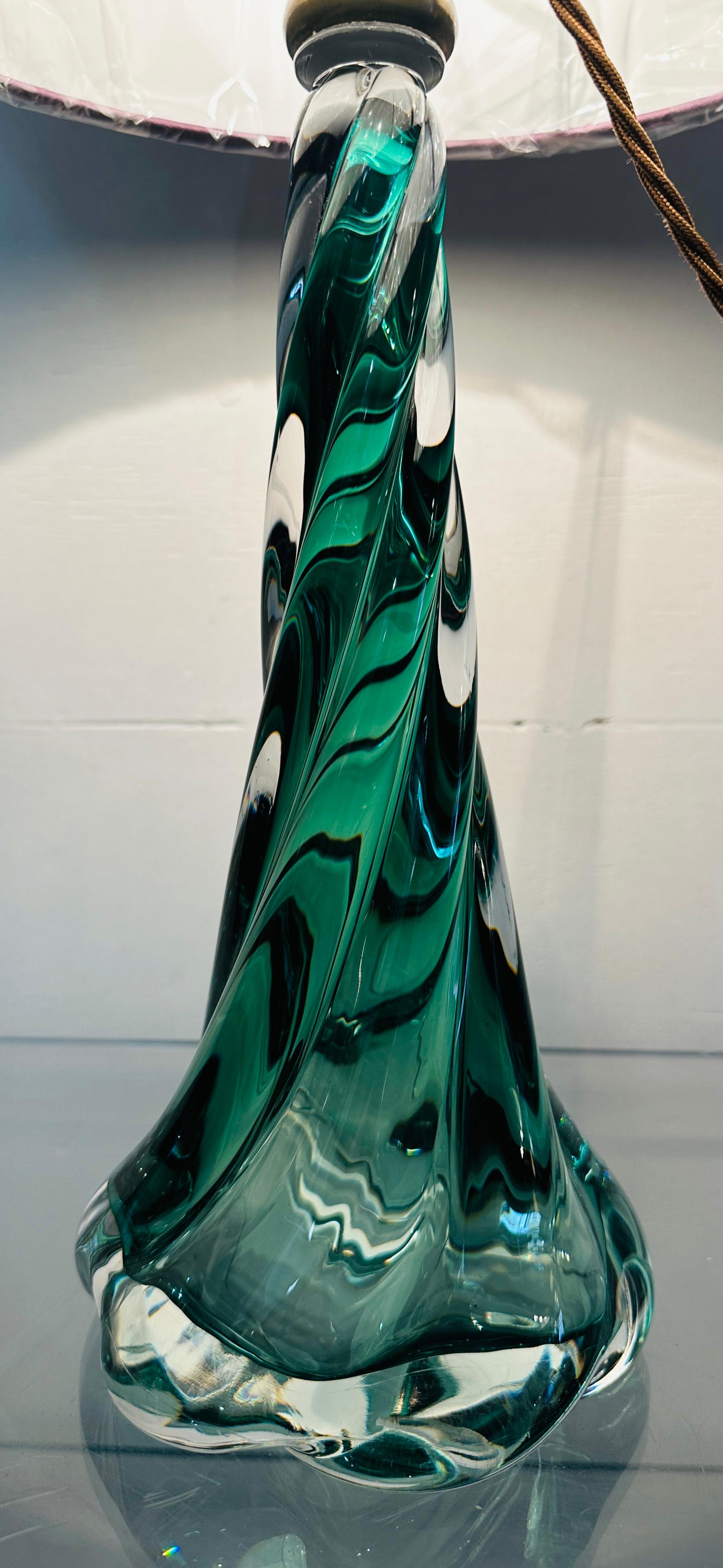 Lampada con base in cristallo ritorto verde scuro e trasparente di Val St Lambert del 1950 in Belgio in vendita 3