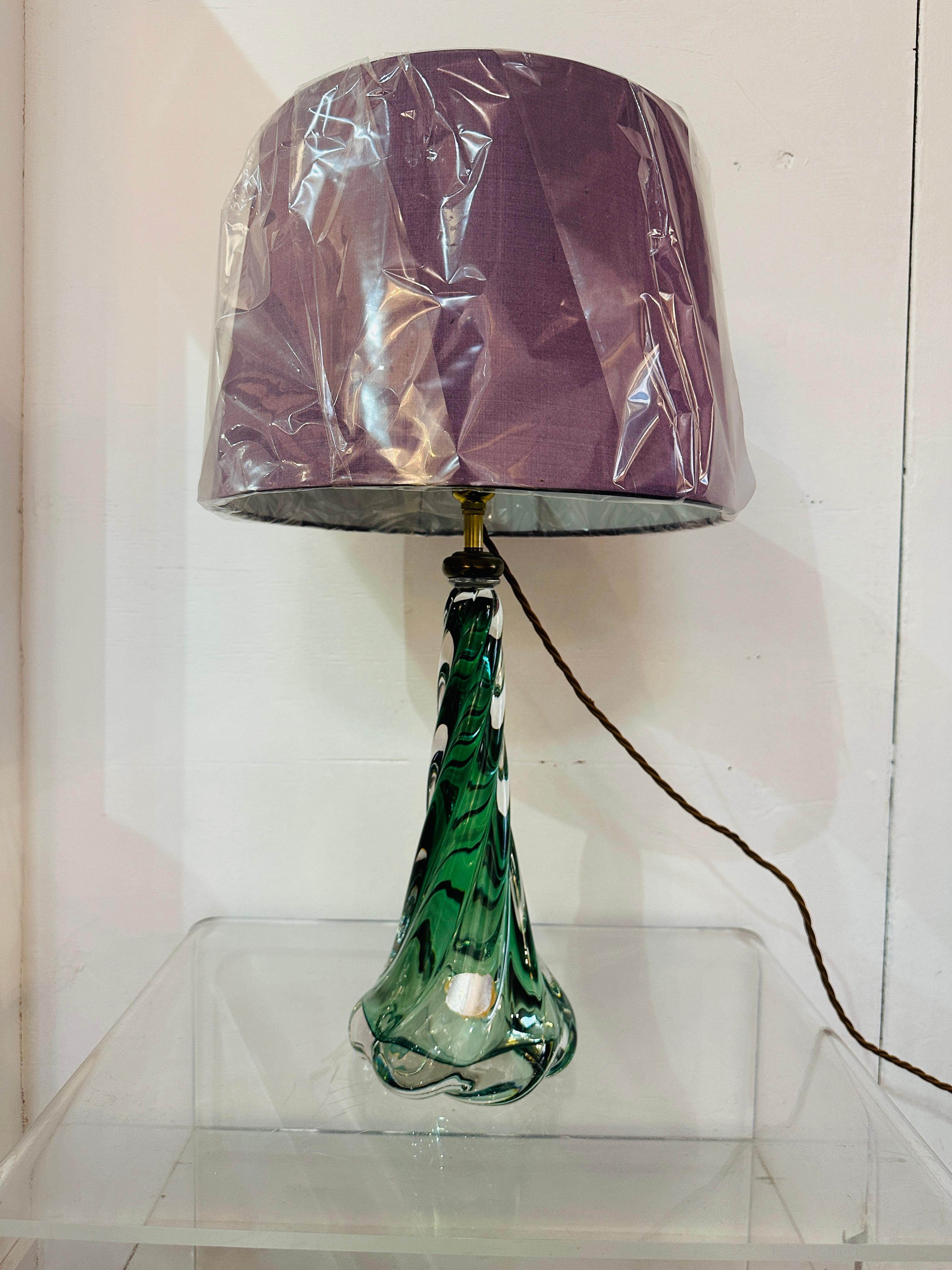 Lampada con base in cristallo ritorto verde scuro e trasparente di Val St Lambert del 1950 in Belgio in vendita 4