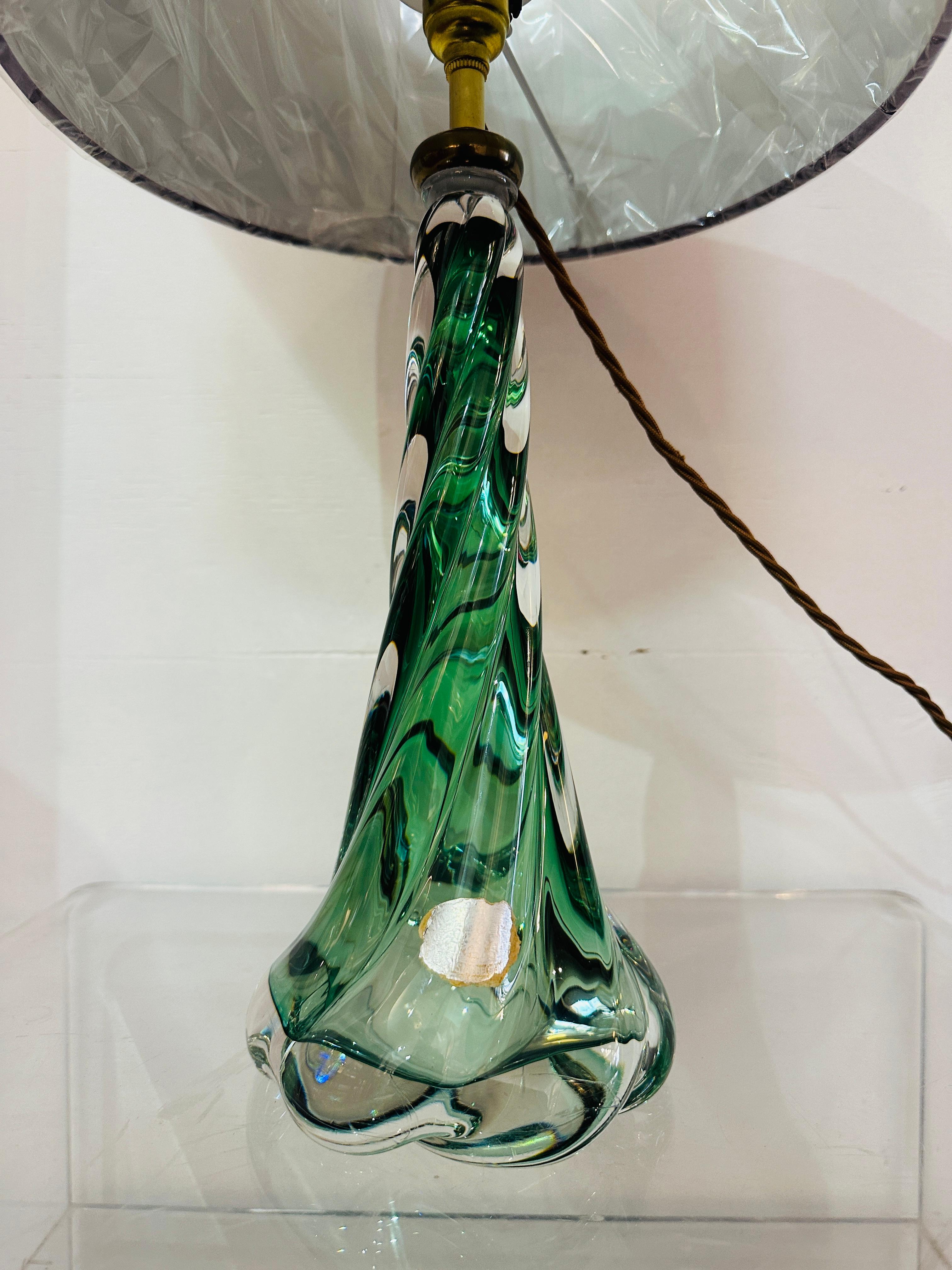 Lampada con base in cristallo ritorto verde scuro e trasparente di Val St Lambert del 1950 in Belgio in vendita 5