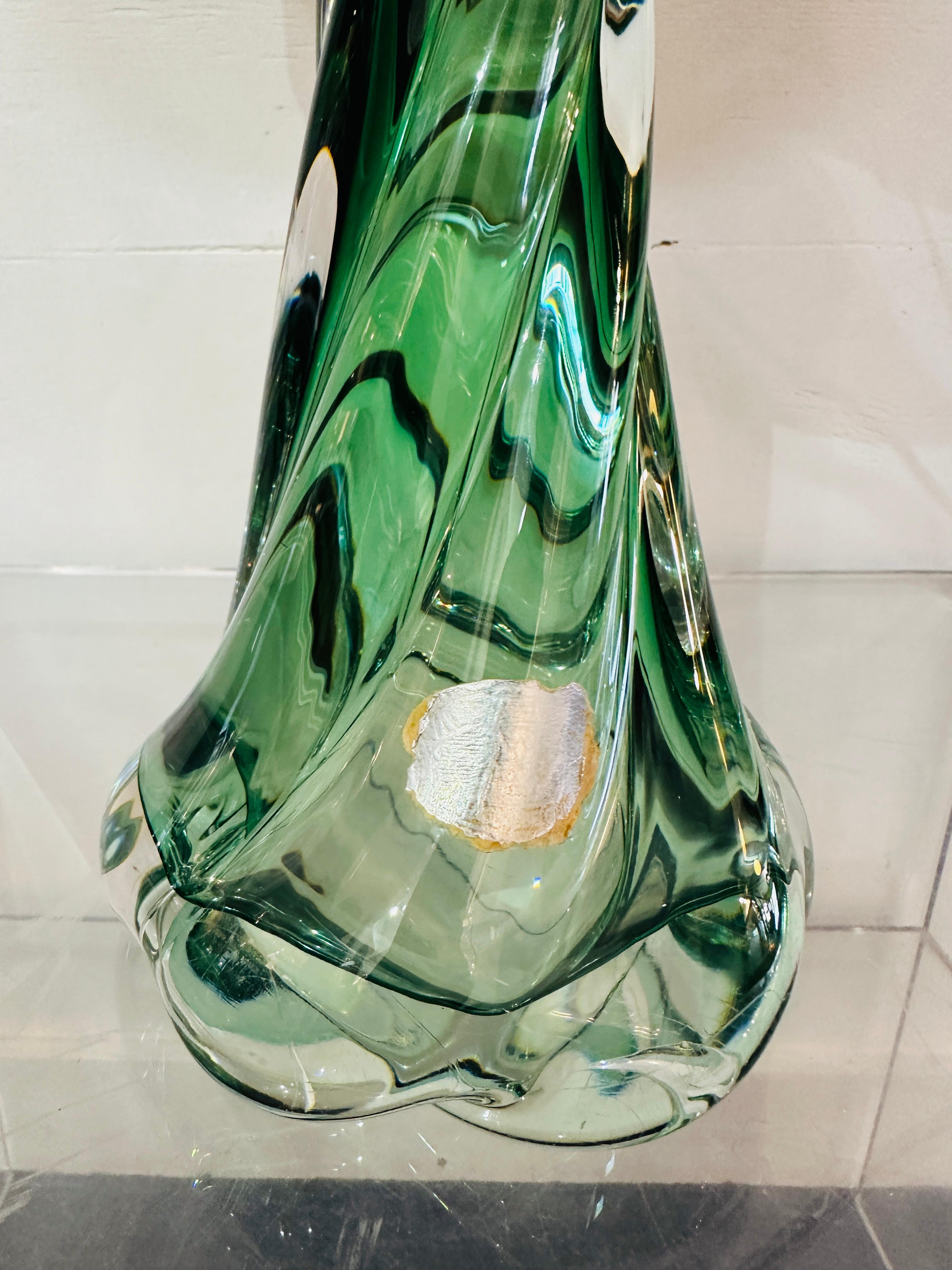 Lampada con base in cristallo ritorto verde scuro e trasparente di Val St Lambert del 1950 in Belgio in vendita 6