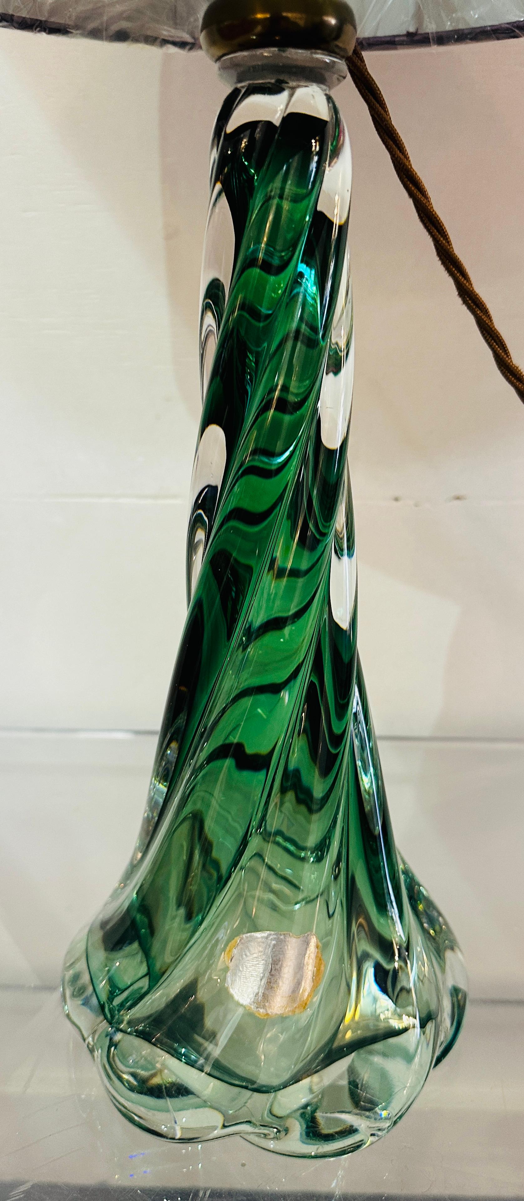 Lampada con base in cristallo ritorto verde scuro e trasparente di Val St Lambert del 1950 in Belgio in vendita 7