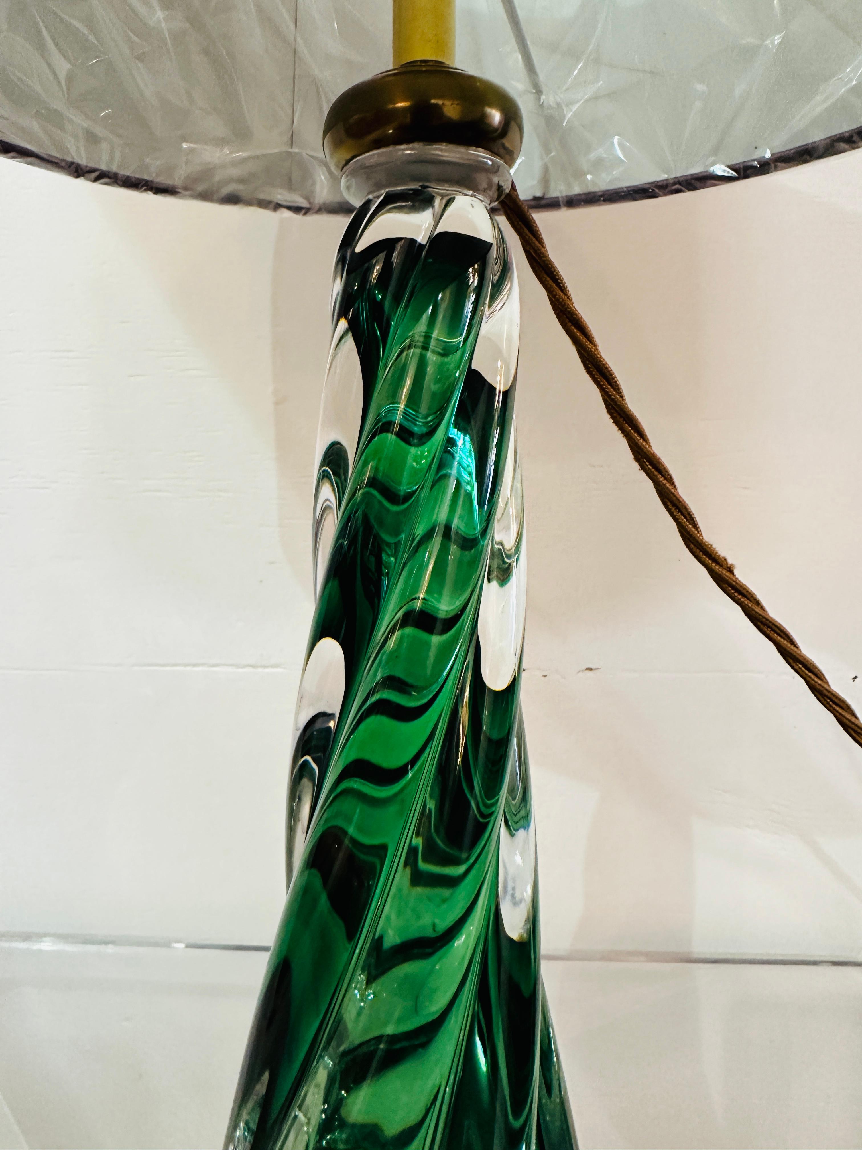Lampada con base in cristallo ritorto verde scuro e trasparente di Val St Lambert del 1950 in Belgio in vendita 8