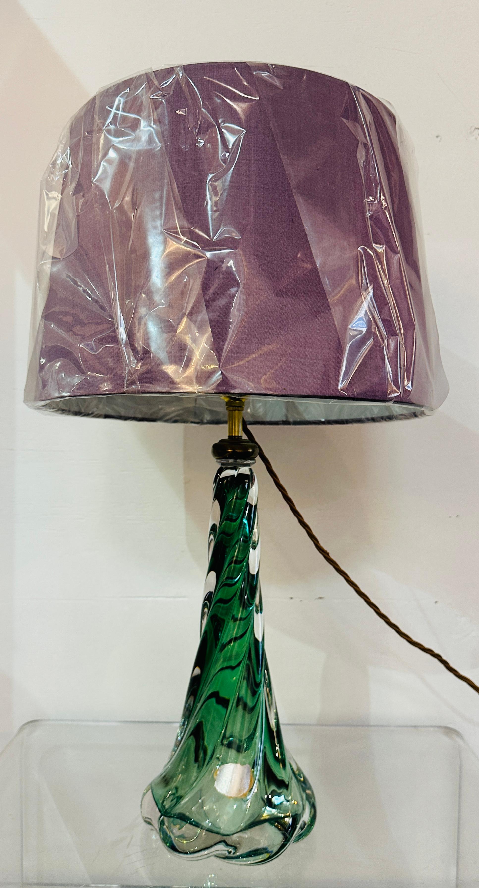Lampada con base in cristallo ritorto verde scuro e trasparente di Val St Lambert del 1950 in Belgio in vendita 9