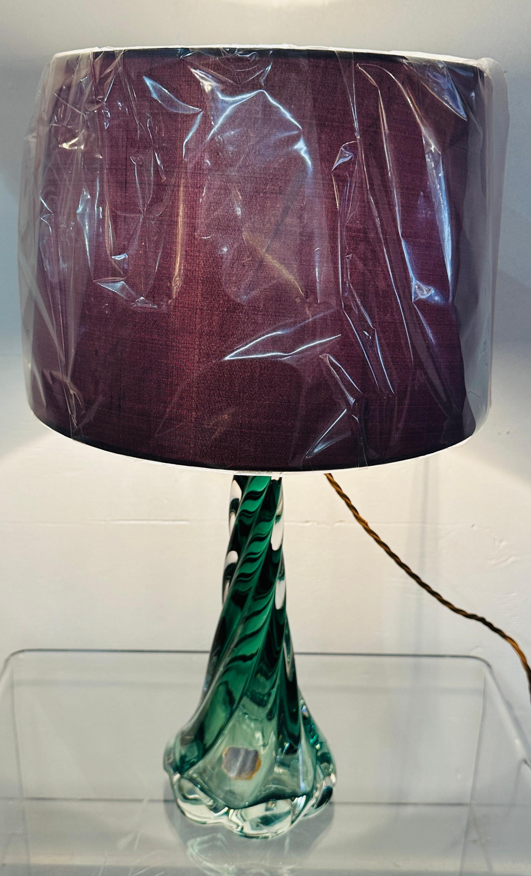 Mid-Century moderno Lampada con base in cristallo ritorto verde scuro e trasparente di Val St Lambert del 1950 in Belgio in vendita