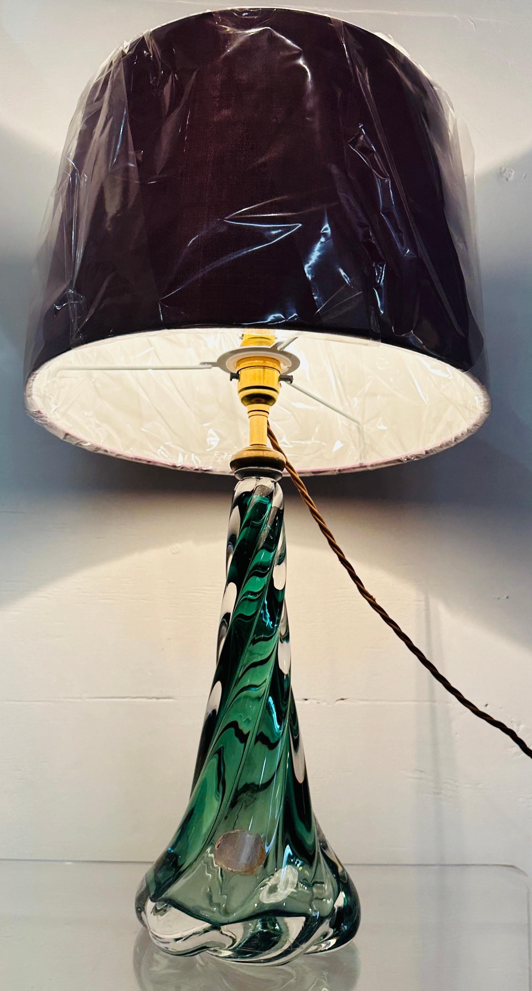 Belga Lampada con base in cristallo ritorto verde scuro e trasparente di Val St Lambert del 1950 in Belgio in vendita
