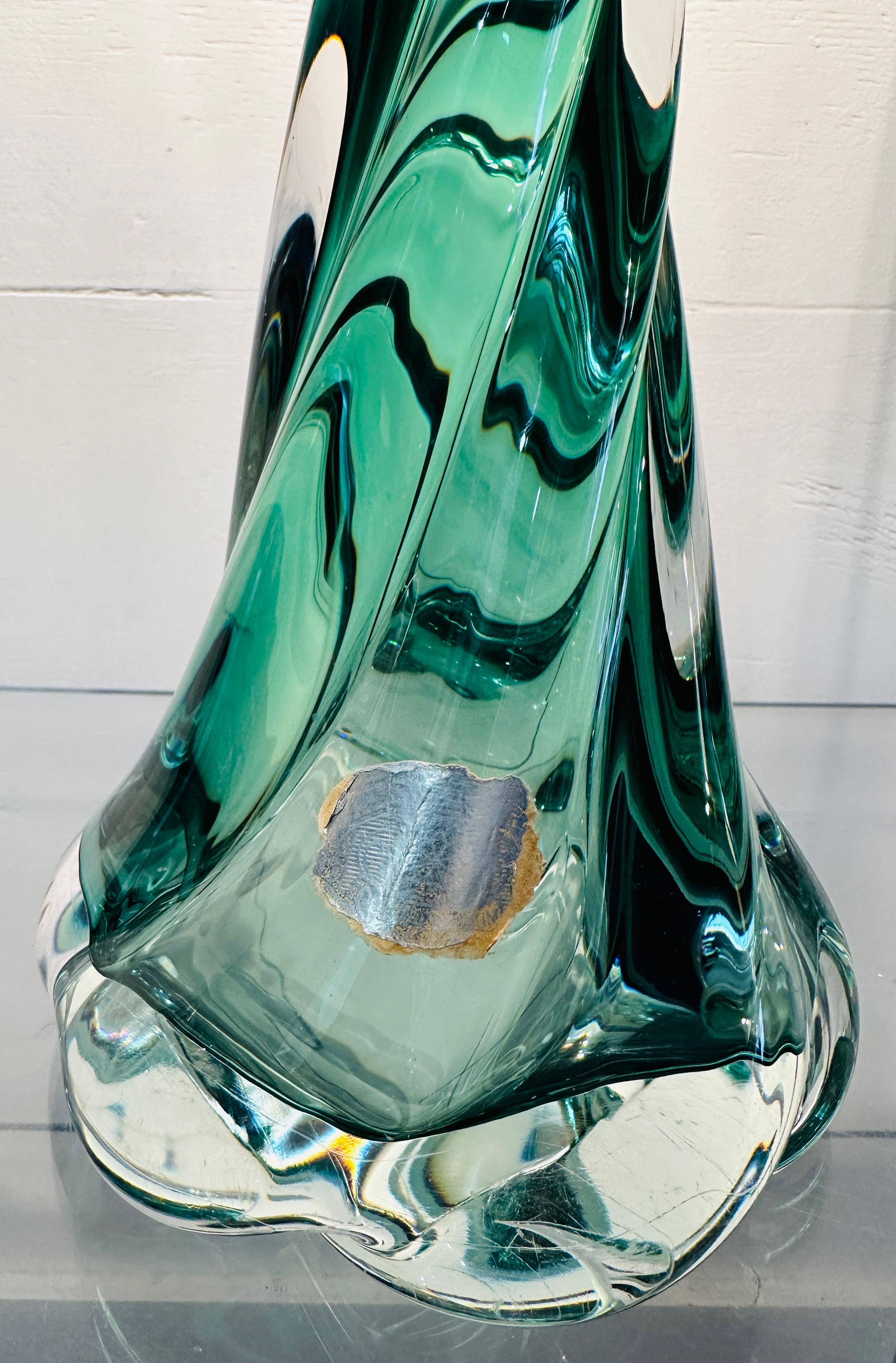 Lampada con base in cristallo ritorto verde scuro e trasparente di Val St Lambert del 1950 in Belgio In condizioni buone in vendita a London, GB