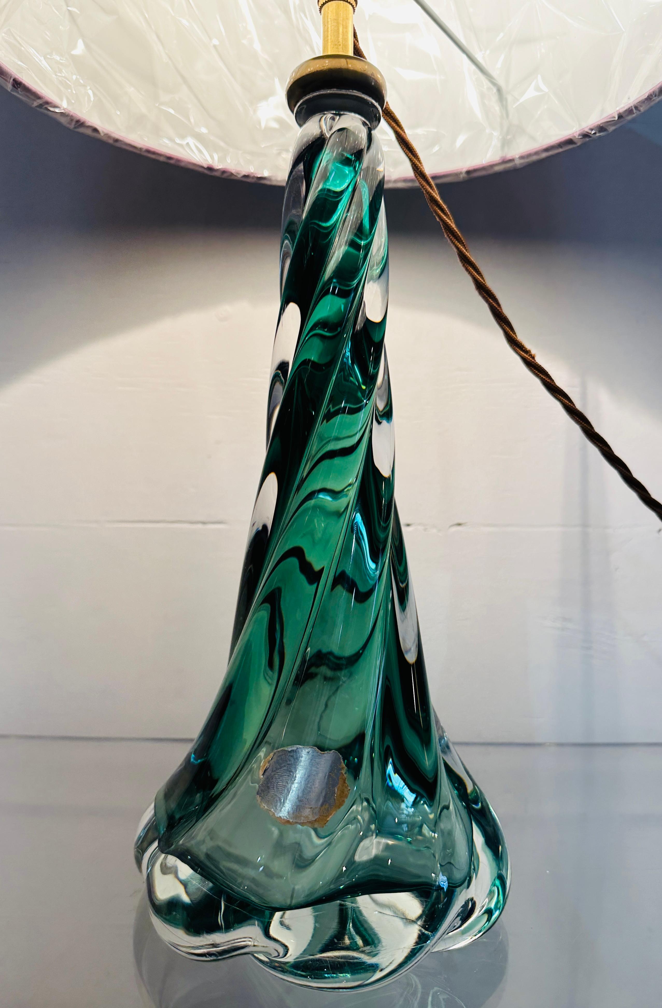 XX secolo Lampada con base in cristallo ritorto verde scuro e trasparente di Val St Lambert del 1950 in Belgio in vendita