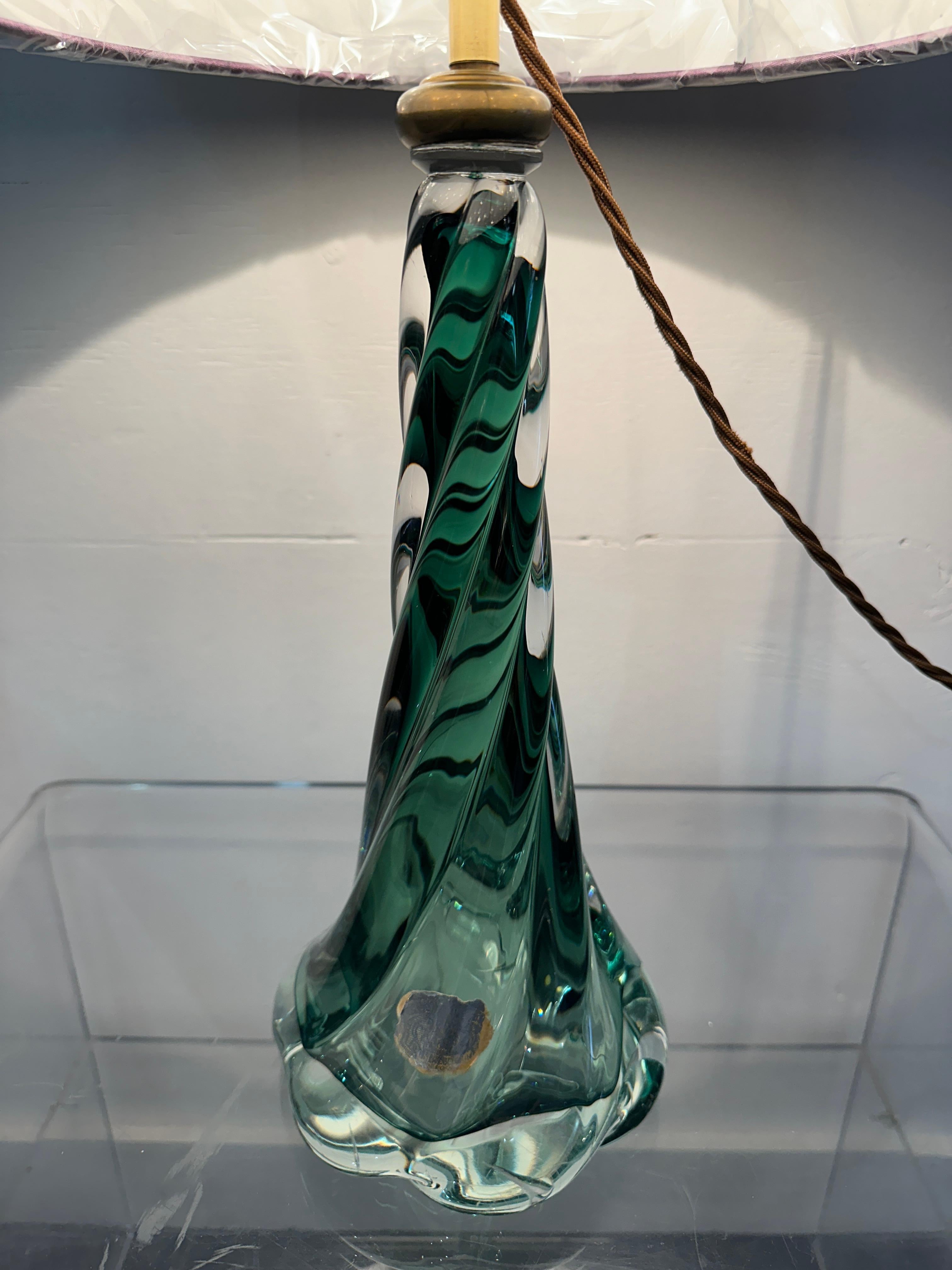 Ottone Lampada con base in cristallo ritorto verde scuro e trasparente di Val St Lambert del 1950 in Belgio in vendita