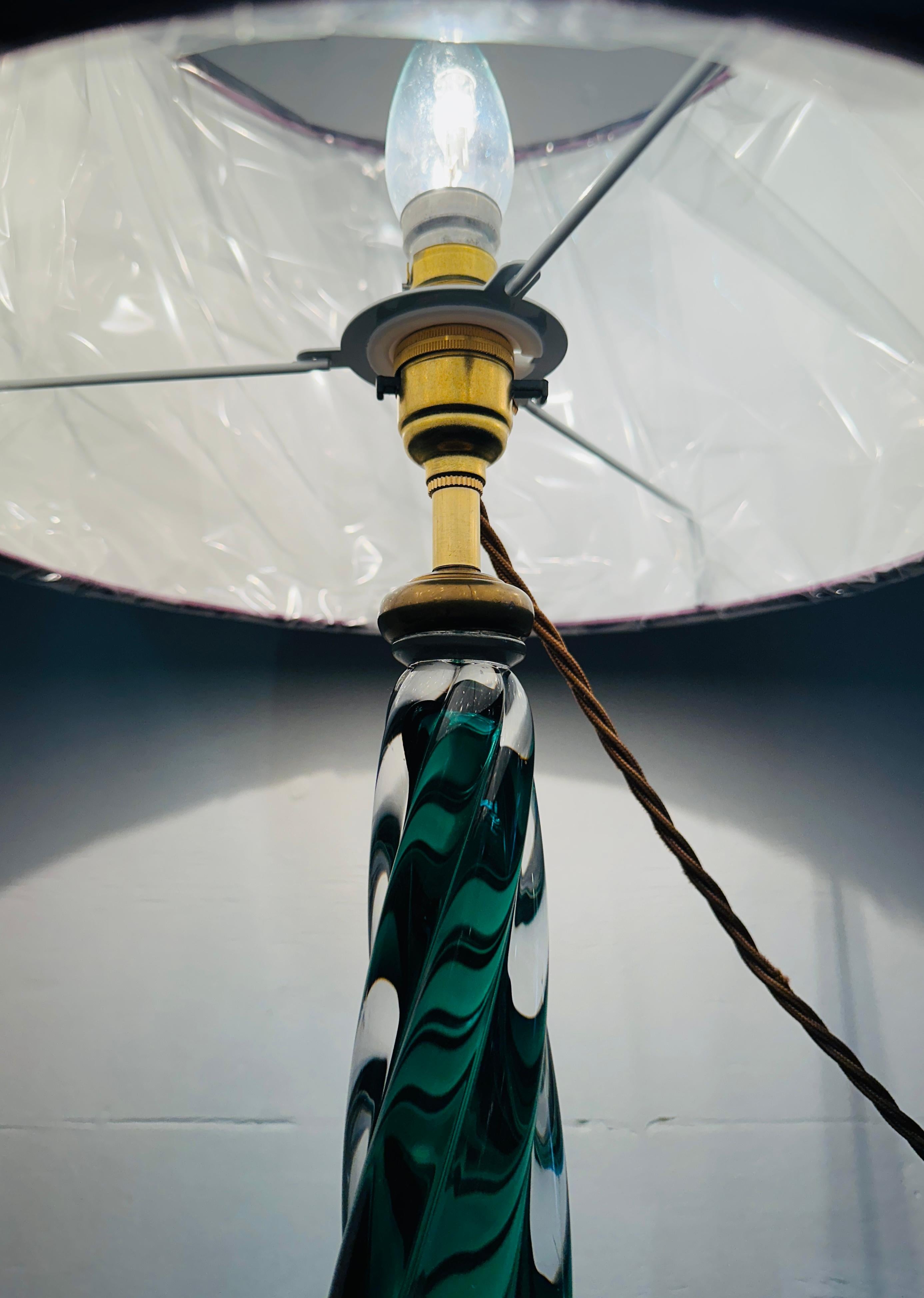 Lampada con base in cristallo ritorto verde scuro e trasparente di Val St Lambert del 1950 in Belgio in vendita 1