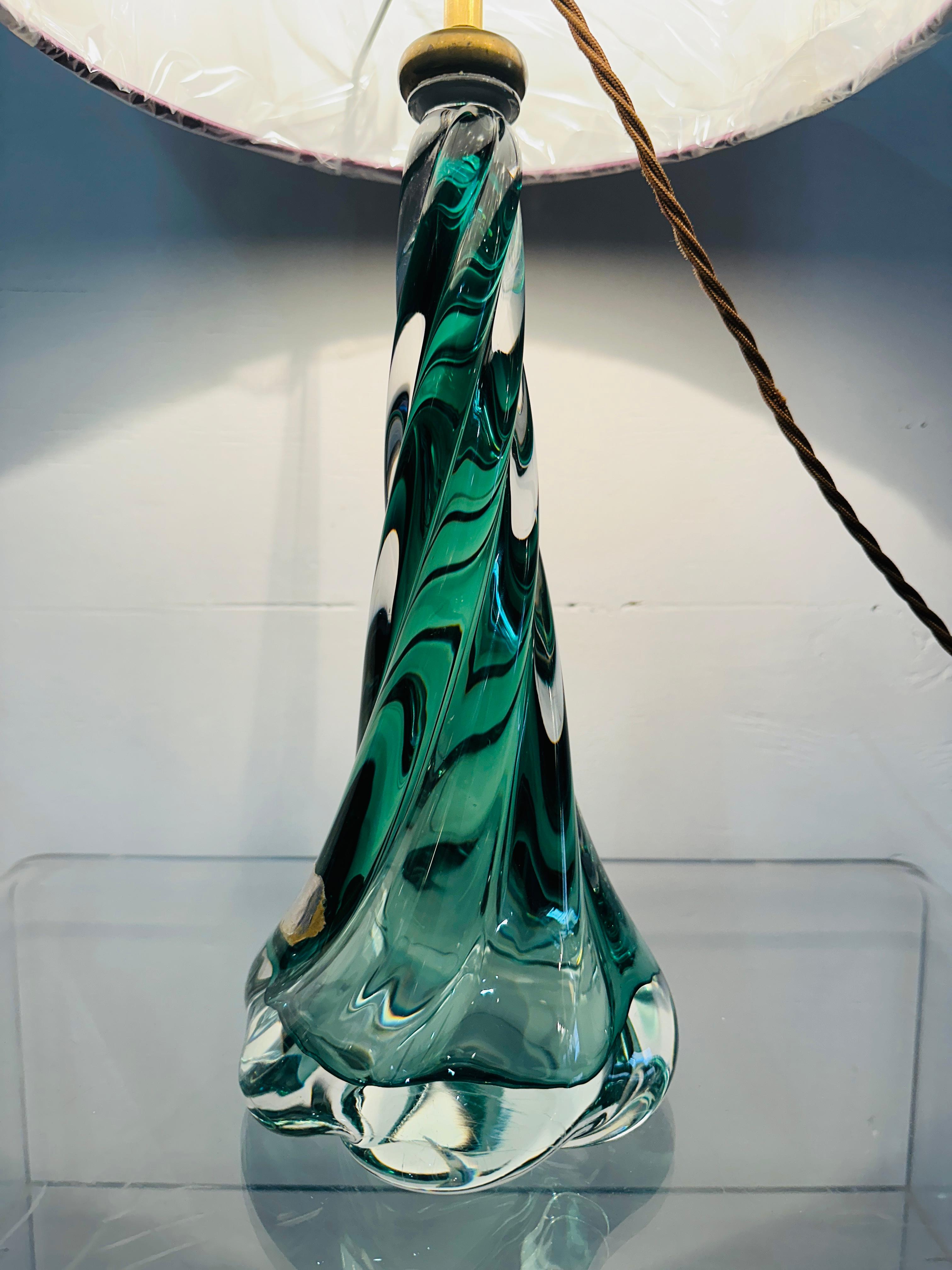 Lampada con base in cristallo ritorto verde scuro e trasparente di Val St Lambert del 1950 in Belgio in vendita 2