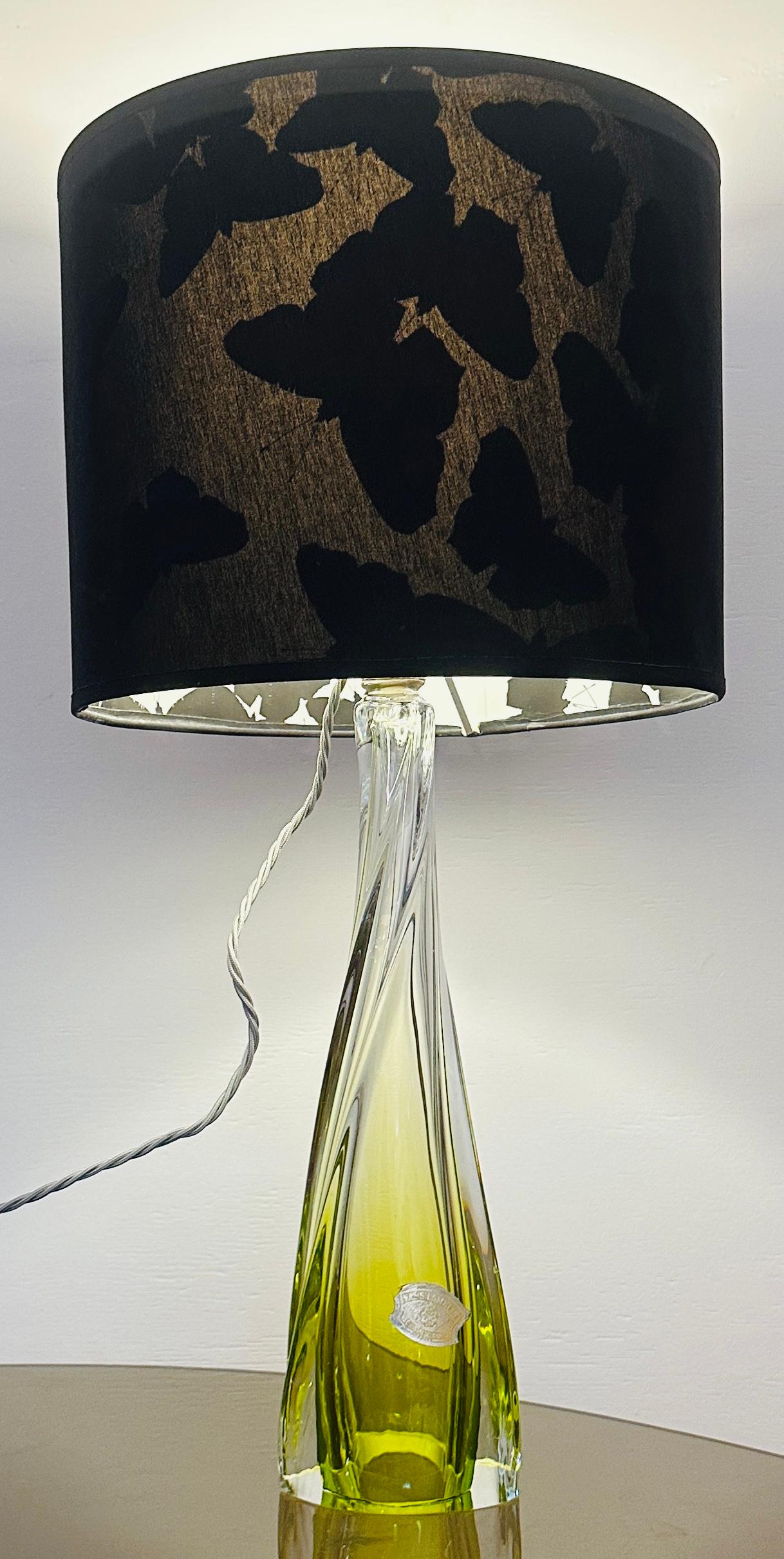 Lampe de table des années 1950 en verre de cristal clair et vert tilleul de Belgique Val Saint Lambert. La base de la lampe a une forme effilée tournée vers le haut de la lampe. La lampe est équipée d'une prise en chrome poli avec un interrupteur
