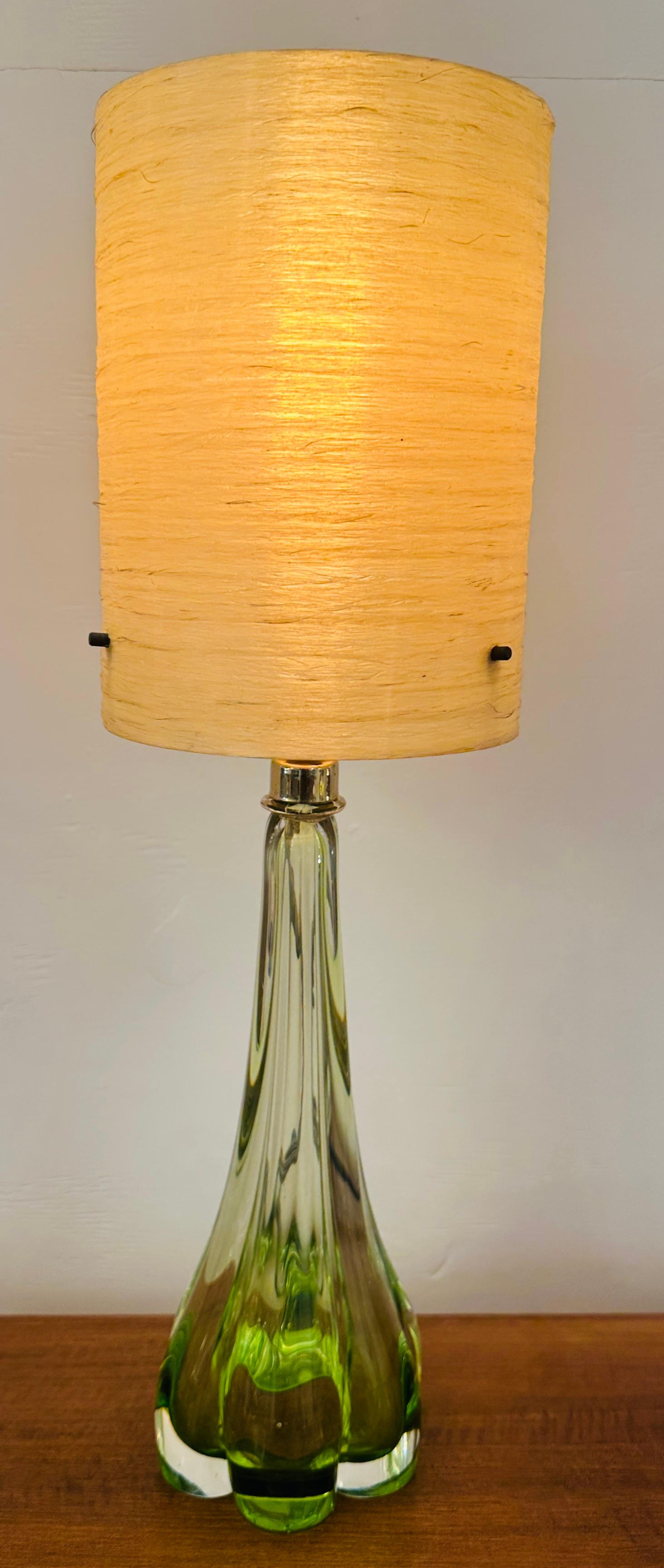 Lampe de table à base cannelée en verre de cristal clair et vert citron de Val Saint Lambert, Belgique, années 1950. La base de la lampe passe d'un vert foncé entouré de verre transparent en bas à un vert plus clair vers le haut. Ce luminaire