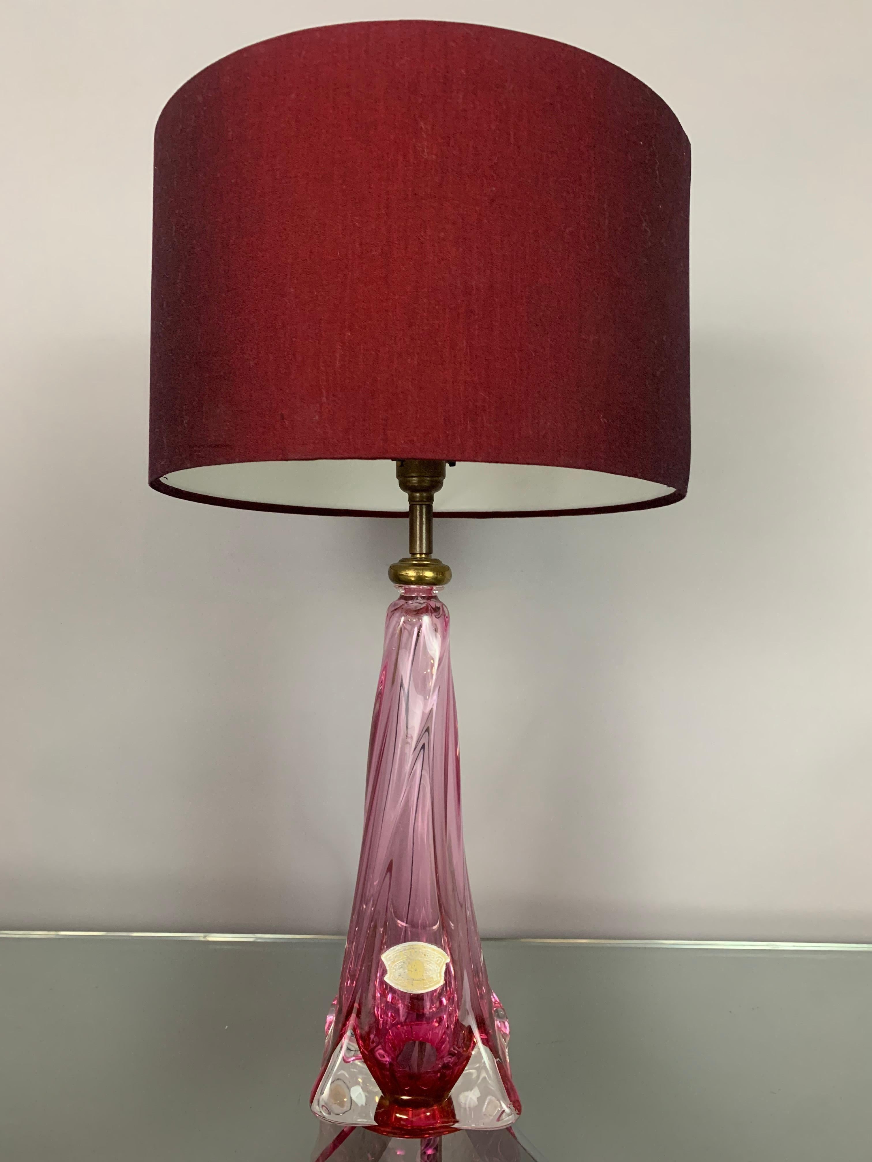 1950s Belgium Val St. Lambert, hand blown, pink and clear crystal glass, tapering, swirled, table lamp which includes a new silk shade. The lamp is a striking deep pink towards the base becoming clearer towards the top. Each corner of the square
