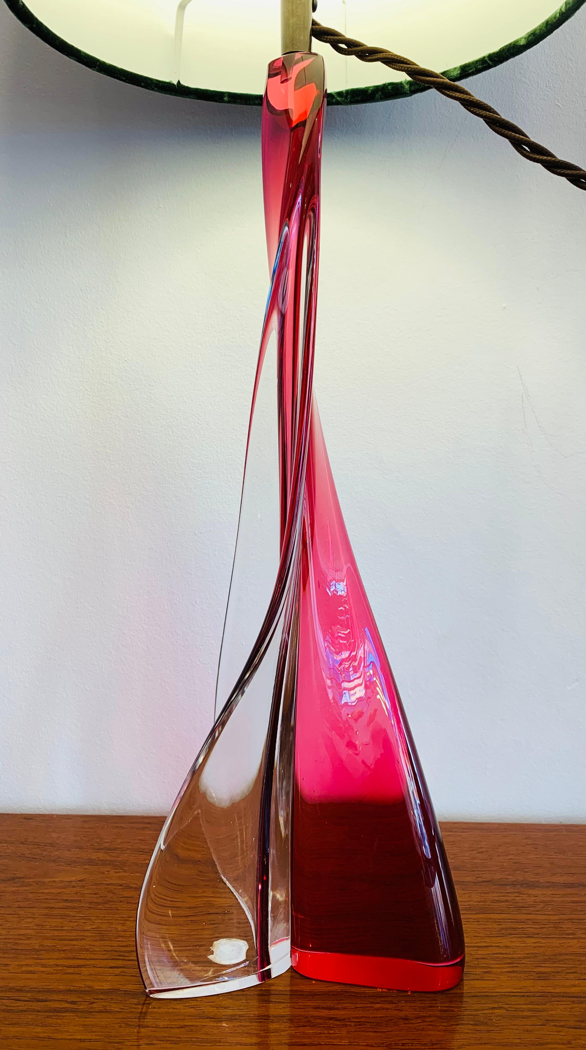 1950s Belgium Val St Lambert Pink & Clear Glass Twisted Tripod Table Lamp In Good Condition In London, GB