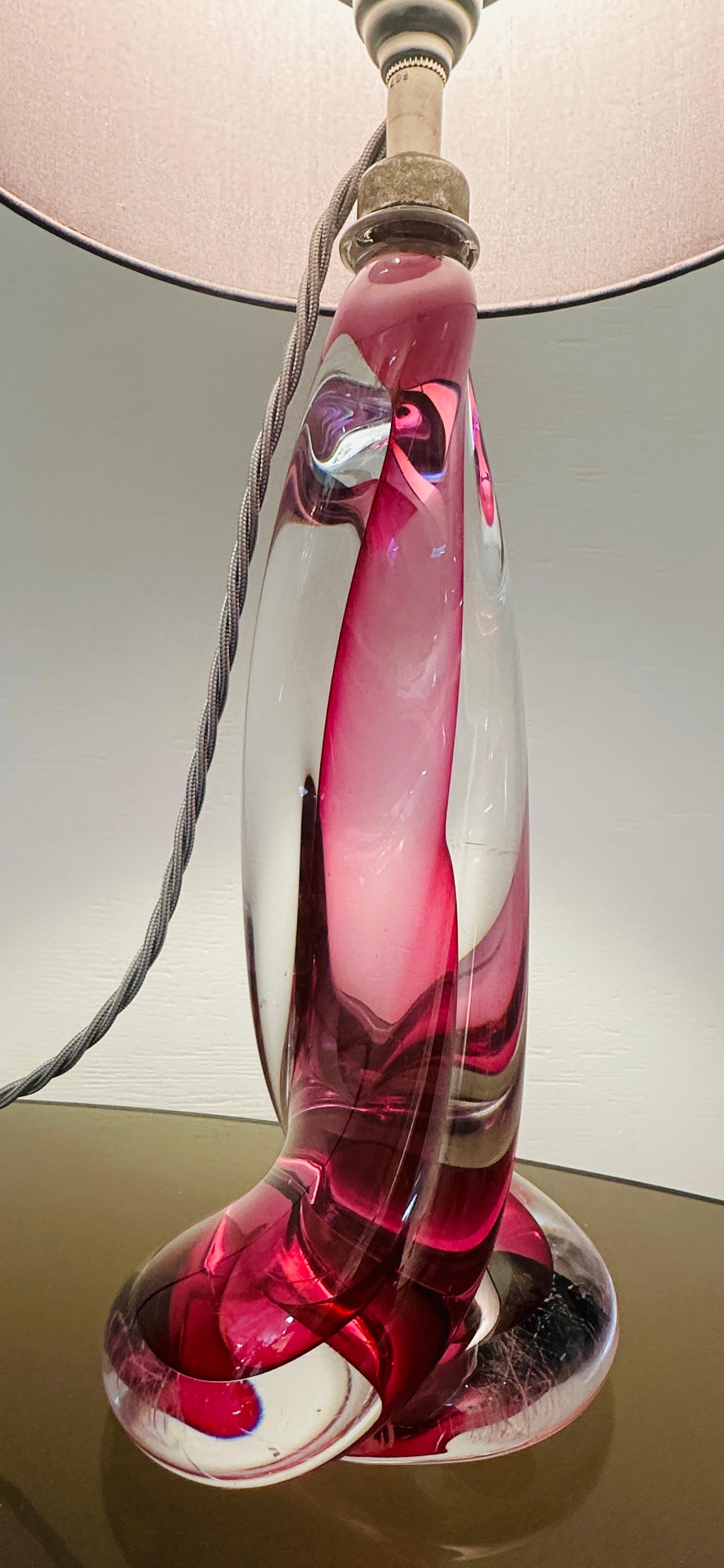 Lampada con base in cristallo ritorto rosa e trasparente di Val St Lambert del 1950 in Belgio in vendita 2