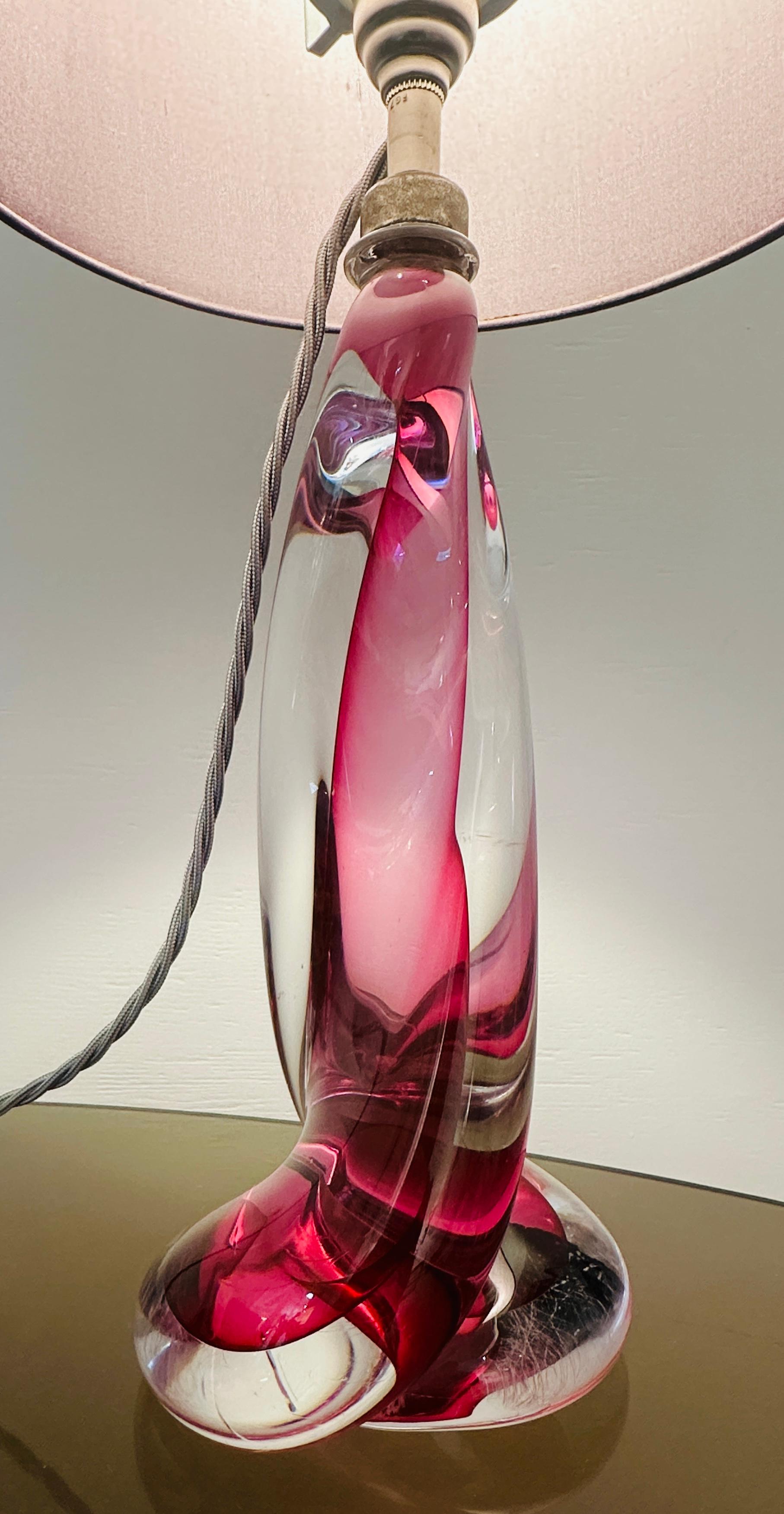 Lampada con base in cristallo ritorto rosa e trasparente di Val St Lambert del 1950 in Belgio in vendita 3