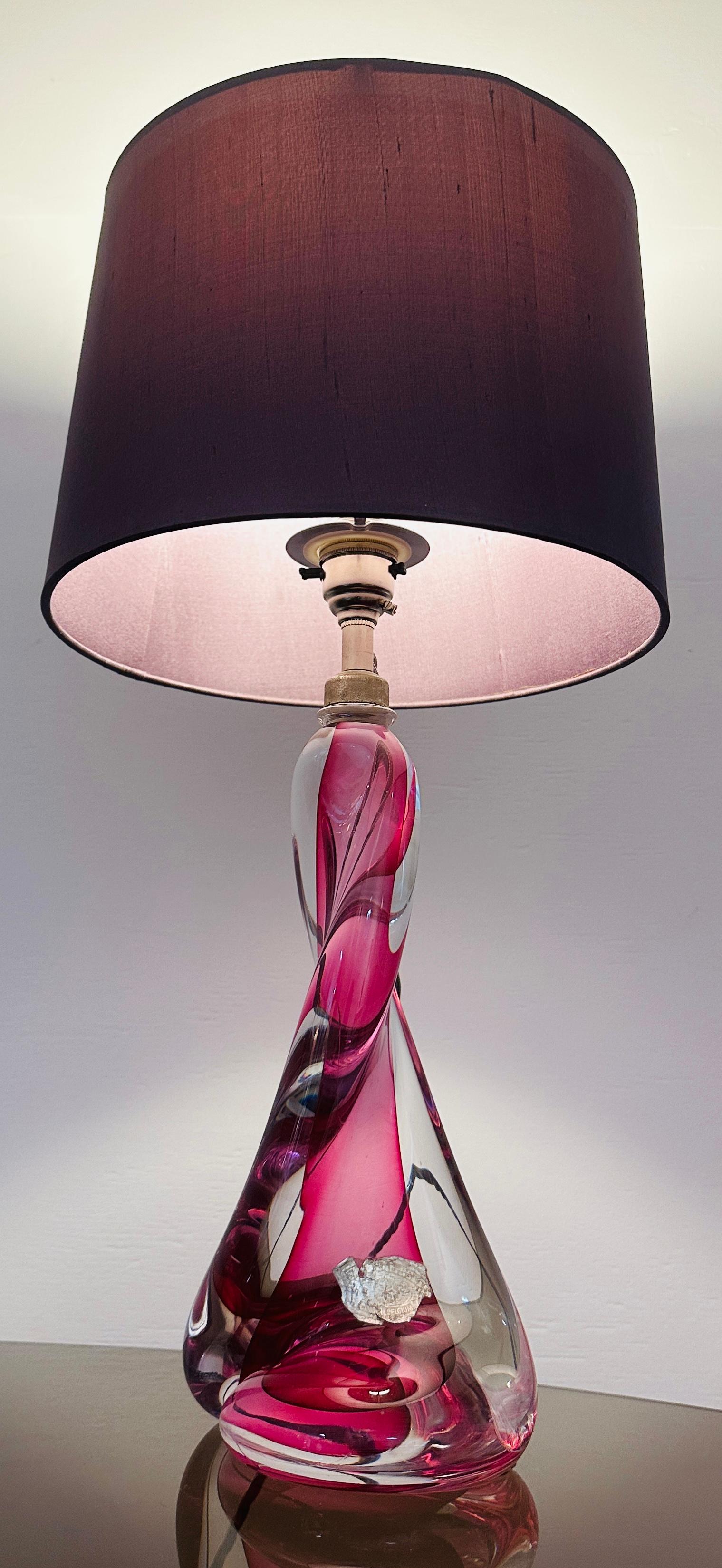 Lampada con base in cristallo ritorto rosa e trasparente di Val Saint Lambert degli anni '50 con attacco per lampadina cromato. L'etichetta originale del produttore di Val St Lambert Manufacturing è ancora presente insieme alla firma sulla base. La