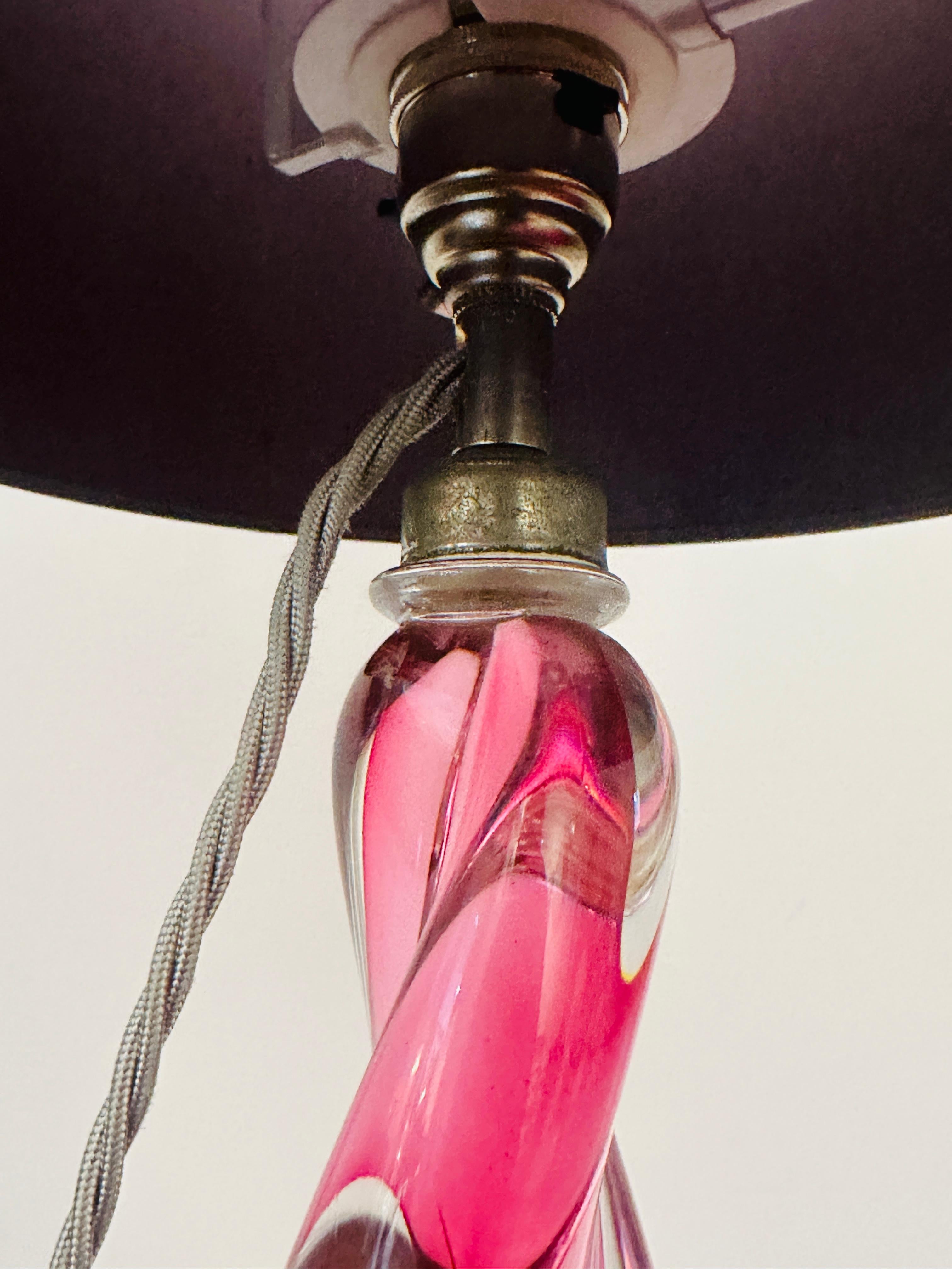 Lampada con base in cristallo ritorto rosa e trasparente di Val St Lambert del 1950 in Belgio in vendita 12